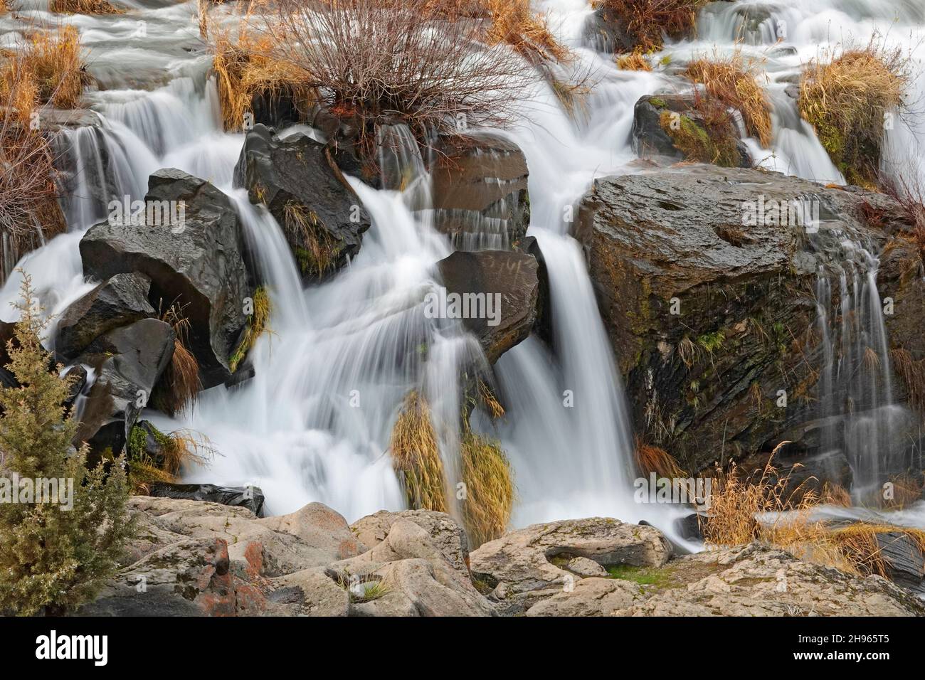 Clines Falls, im Clines Falls State Park am Deschutes River in der Nähe von Bend im Zentrum von Oregon, im Herbst. Stockfoto