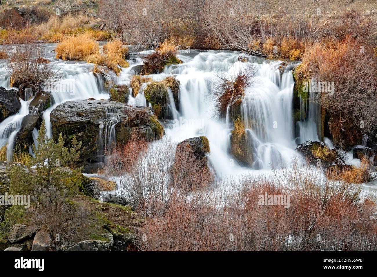 Clines Falls, im Clines Falls State Park am Deschutes River in der Nähe von Bend im Zentrum von Oregon, im Herbst. Stockfoto