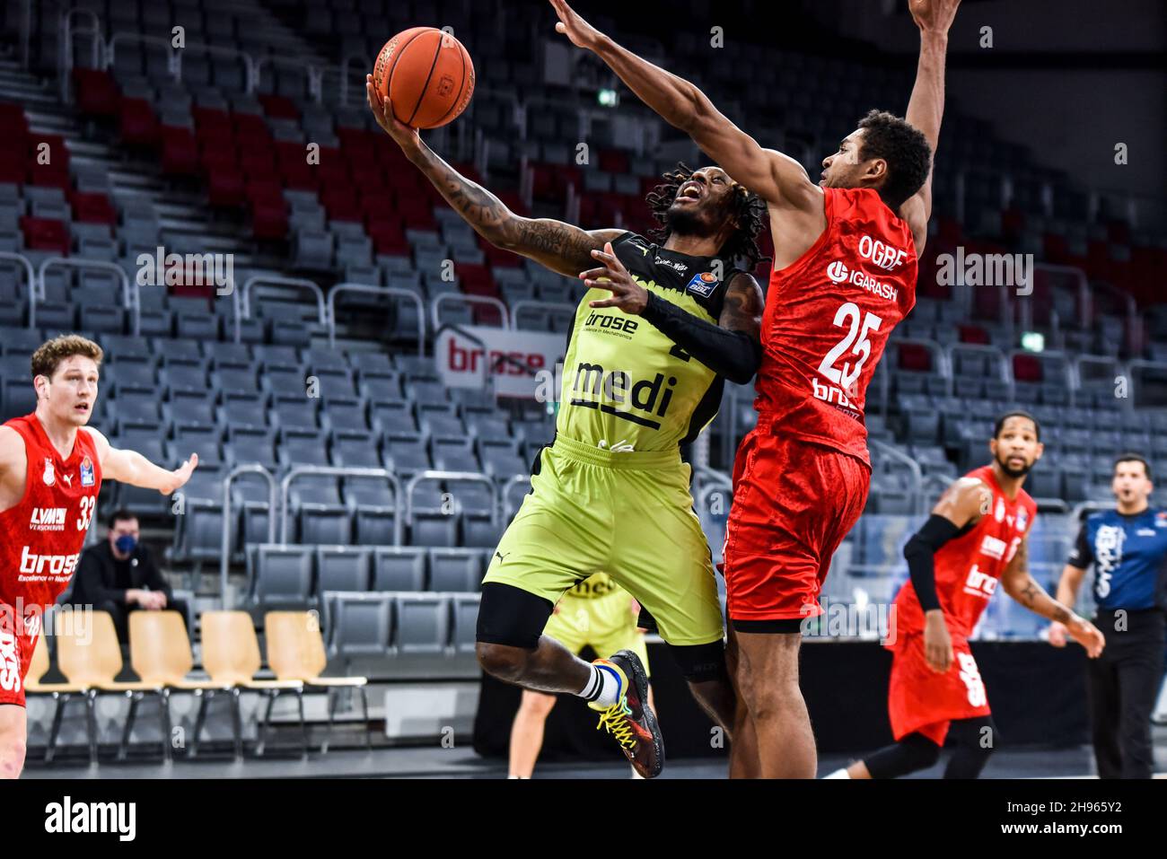 Germany ,Bamberg, Brose Arena - 4 Dec 2021 - Basketball, 1.Bundesliga - Brose Bamberg gegen MEDI Bayreuth Bild: (Fltr) Sacar Anim (MEDI Bayreuth, 2), Kenneth Ogbe (Brose Bamberg, 25) Credit: Ryan Evans/Alamy Live News Stockfoto