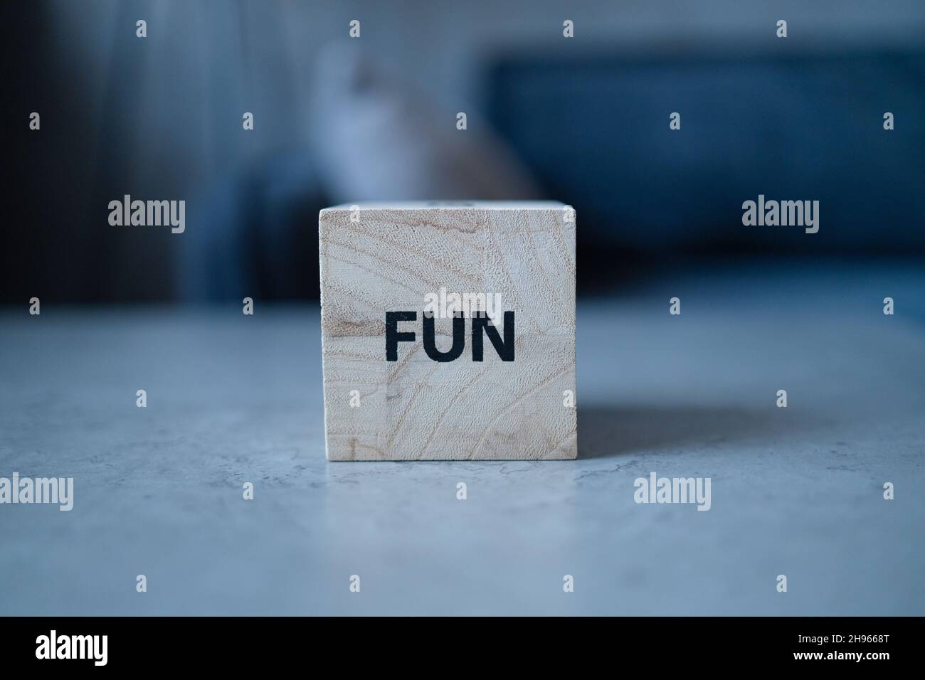 Fun Stempel Buchstaben Text auf Holzblöcken auf Beton Tisch Hintergrund Stockfoto