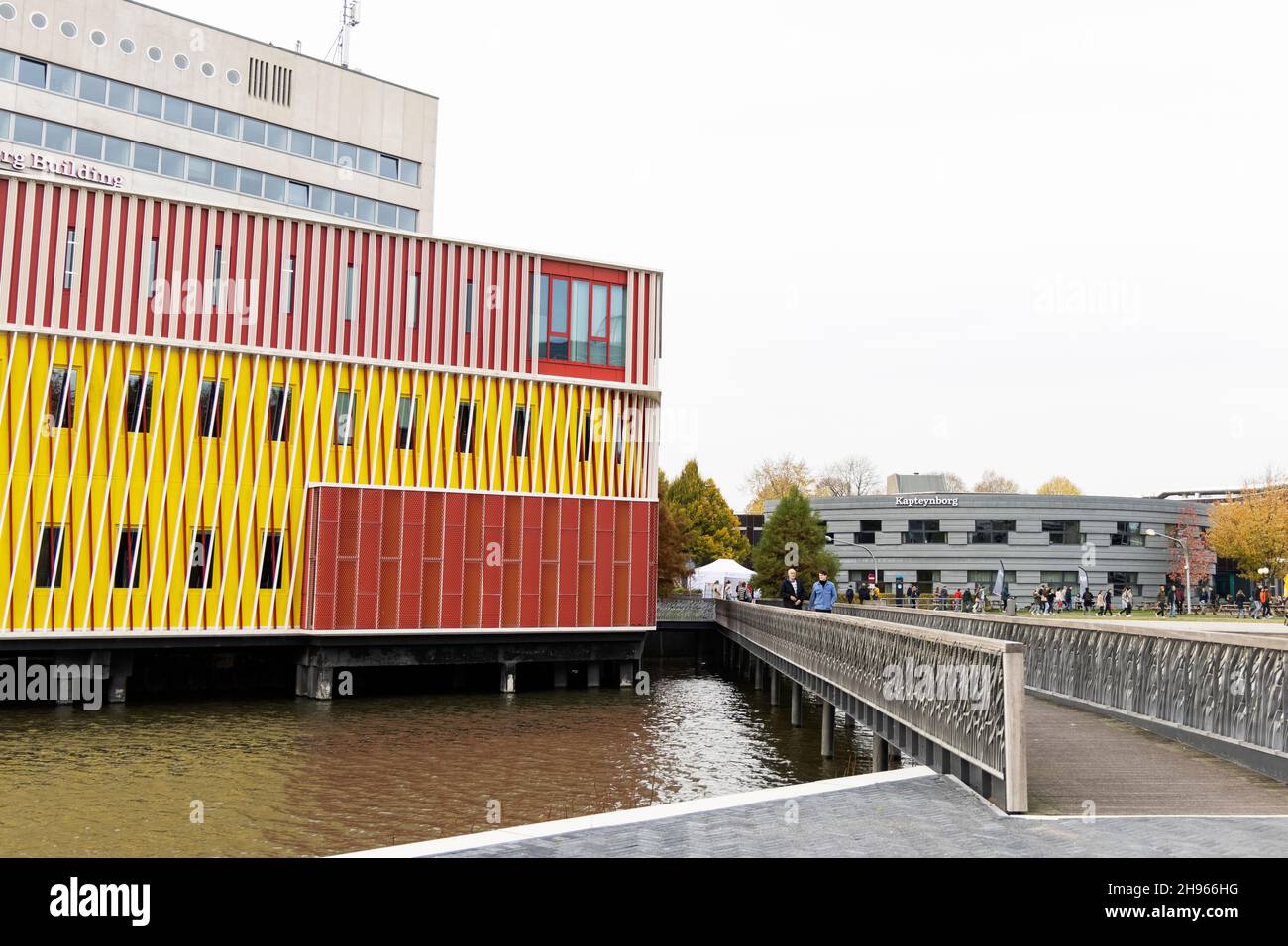 Duisenberg-Gebäude und Pavillon auf dem Campus Zernike der Universität in Groningen, Niederlande. Der Food Court ist im Hintergrund. Stockfoto