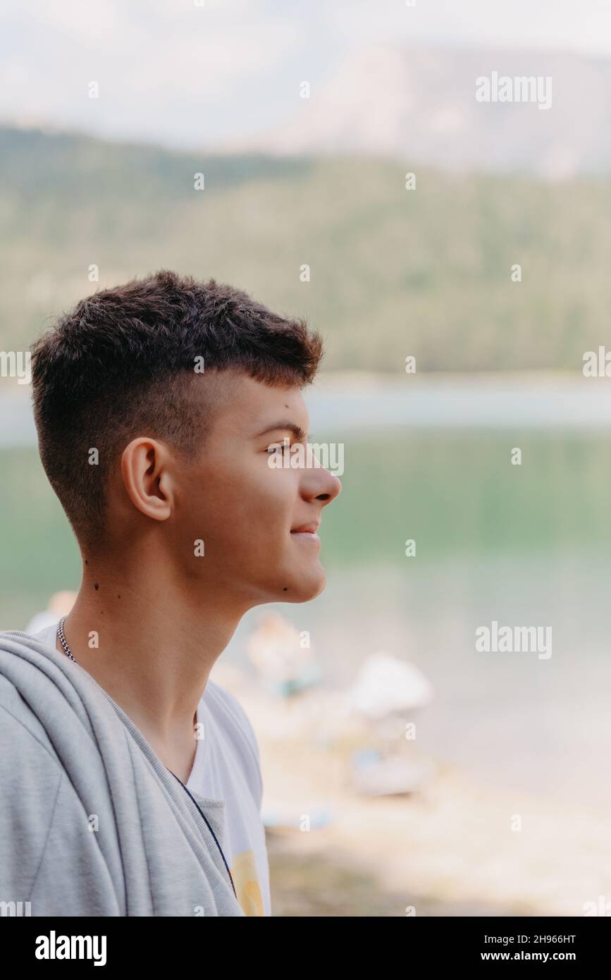 Porträt eines Mannes auf dem Hintergrund eines Bergsees. Stockfoto