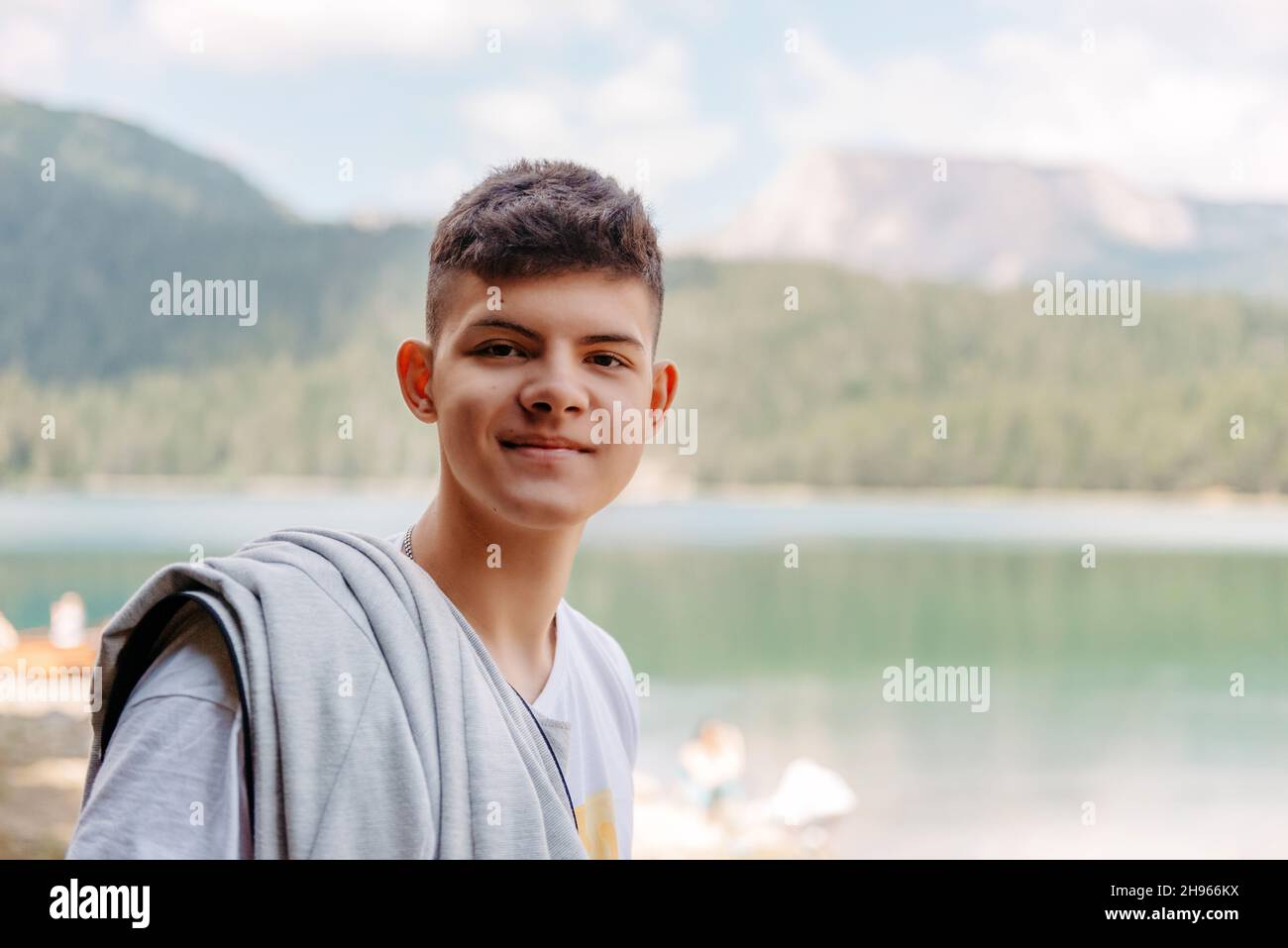 Porträt eines Mannes auf dem Hintergrund eines Bergsees. Stockfoto