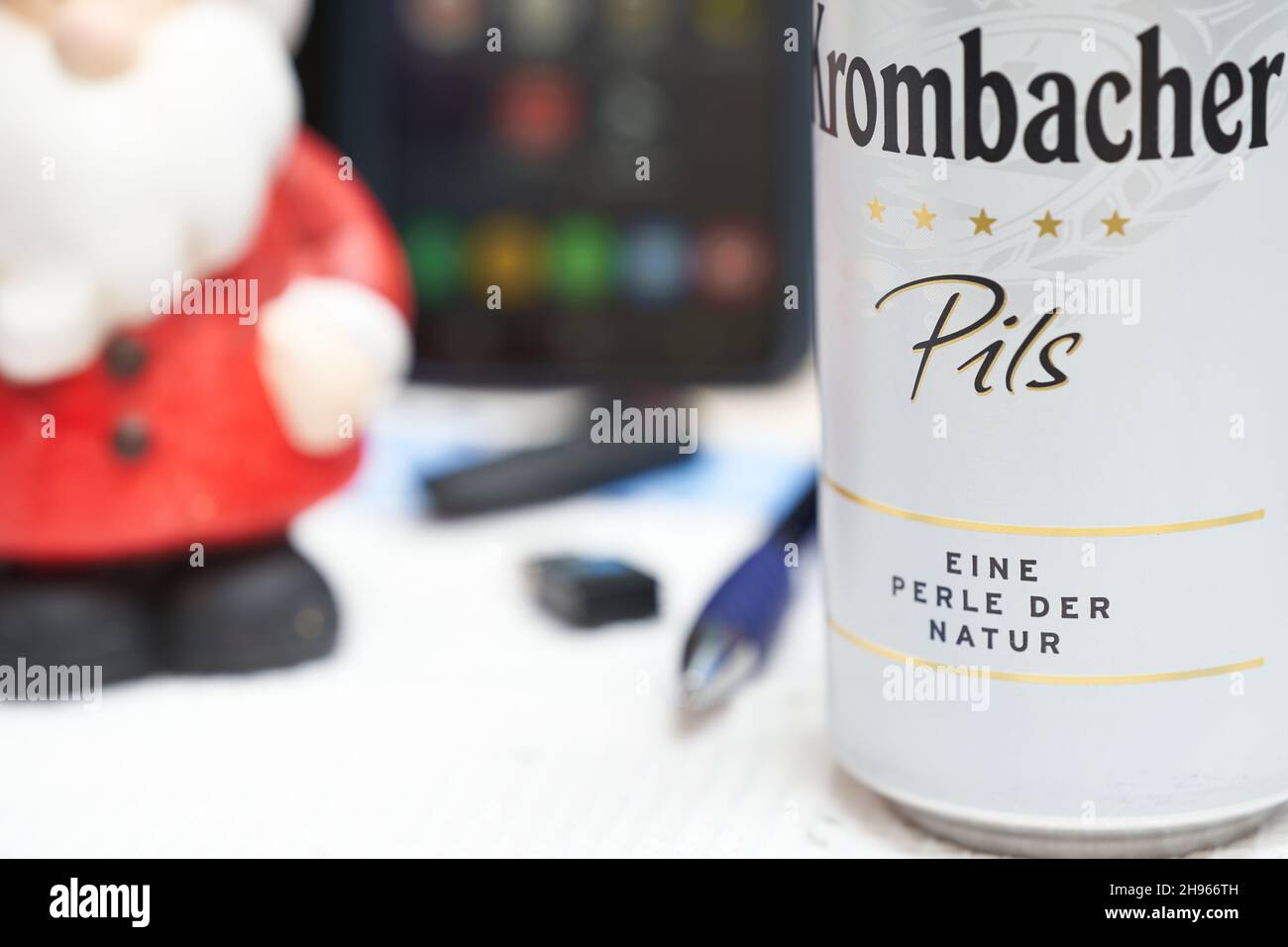 Stuttgart, 04. Dezember 2021: Krombacher Bierkisten auf dem Schreibtisch. Weihnachtsmann und Bürobedarf im Hintergrund. Alkoholkonsum bei wor Stockfoto