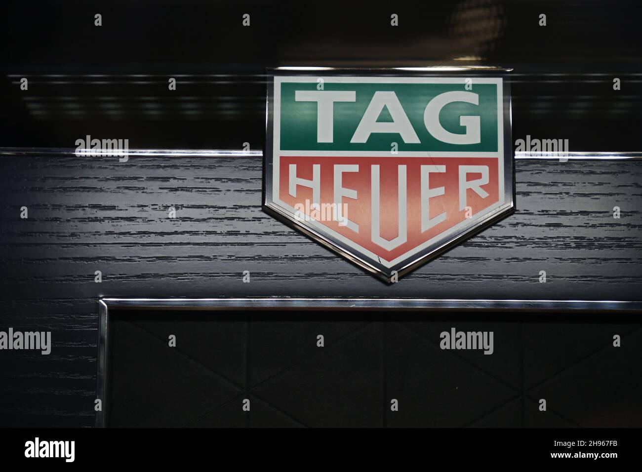 Zeichen und Symbole in der Stadt Uppsals, Schweden. Ein TAG Heuer Zeichen und Omega Uhren in einem Uhrenladen Stockfoto