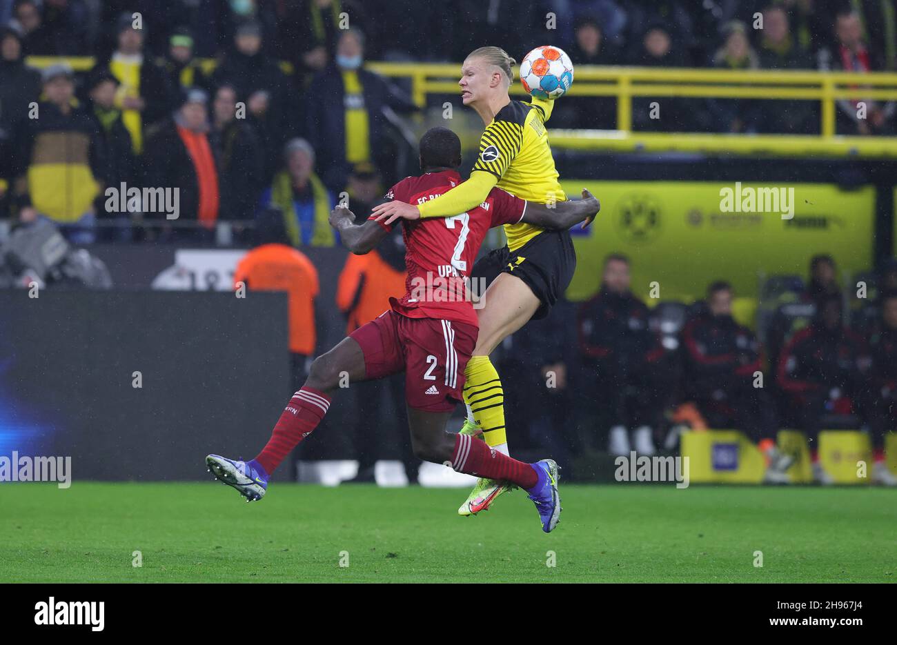 Stadt Dortmund, Deutschland. 04th Dez, 2021. firo: 04.12.2021, Fuvuball, 1st Bundesliga, Saison 2021/2022, BVB, Borussia Dortmund - FC Bayern Mvºnchen Duels, Erling Haaland, Versus, Dayot Upamecano Credit: dpa/Alamy Live News Stockfoto