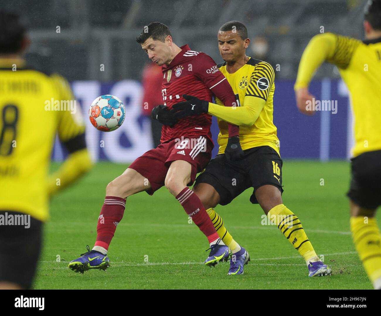 Stadt Dortmund, Deutschland. 04th Dez, 2021. firo: 04.12.2021, Fuvuball, 1st Bundesliga, Saison 2021/2022, BVB, Borussia Dortmund - FC Bayern Mvºnchen Duels, Robert Lewandowski, Versus, Manuel Akanji Quelle: dpa/Alamy Live News Stockfoto