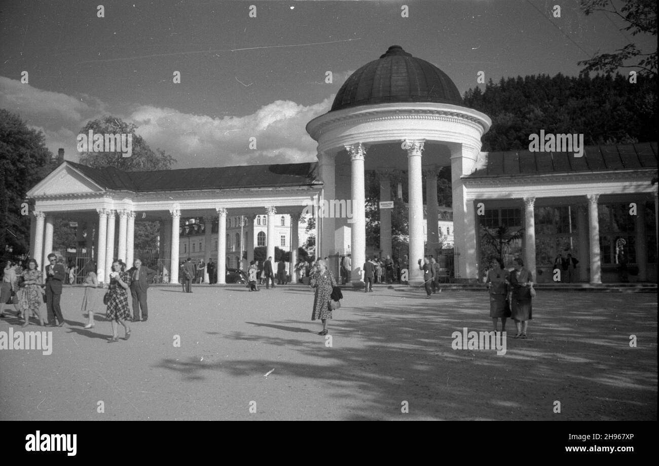 Czechy, Mariañskie £aŸnie, 1947-08. Ludzie na placu przed Ÿród³em Rudolfa. wb/gr PAP Dok³adny dzieñ wydarzenia nieustalony. Czech, Marianskie Laznie, 1947. August. Menschen vor Rudolfs Mineralquelle. wb/gr PAP Stockfoto