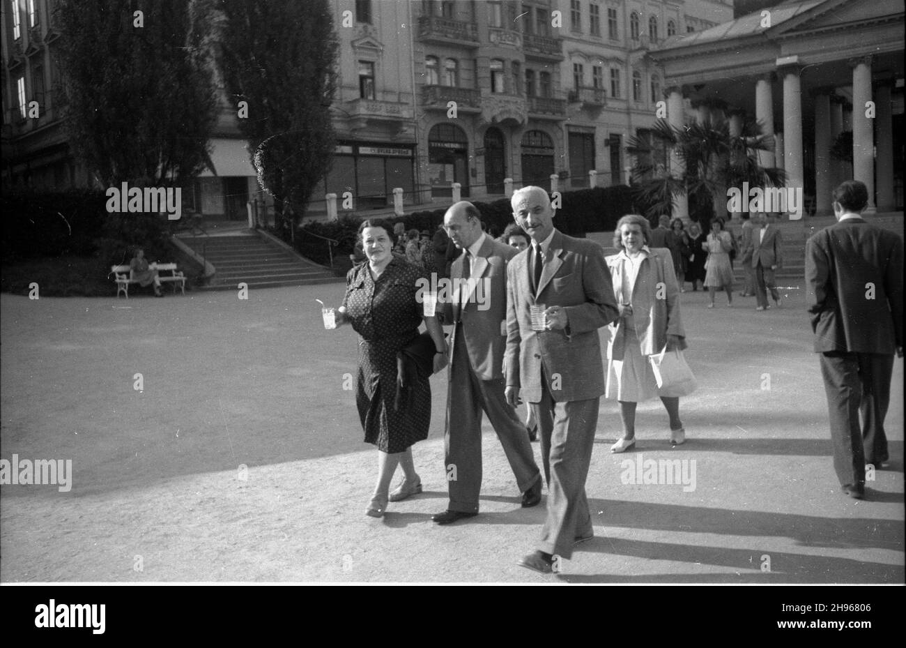 Czechy, Mariañskie £aŸnie, 1947-08. Turyœci spaceruj¹cy przed Ÿród³em Krzy¿owym. wb/gr PAP Dok³adny dzieñ wydarzenia nieustalony. Czech, Marianskie Laznie, 1947. August. Touristen vor der Mineralquelle von Cross. wb/gr PAP Stockfoto