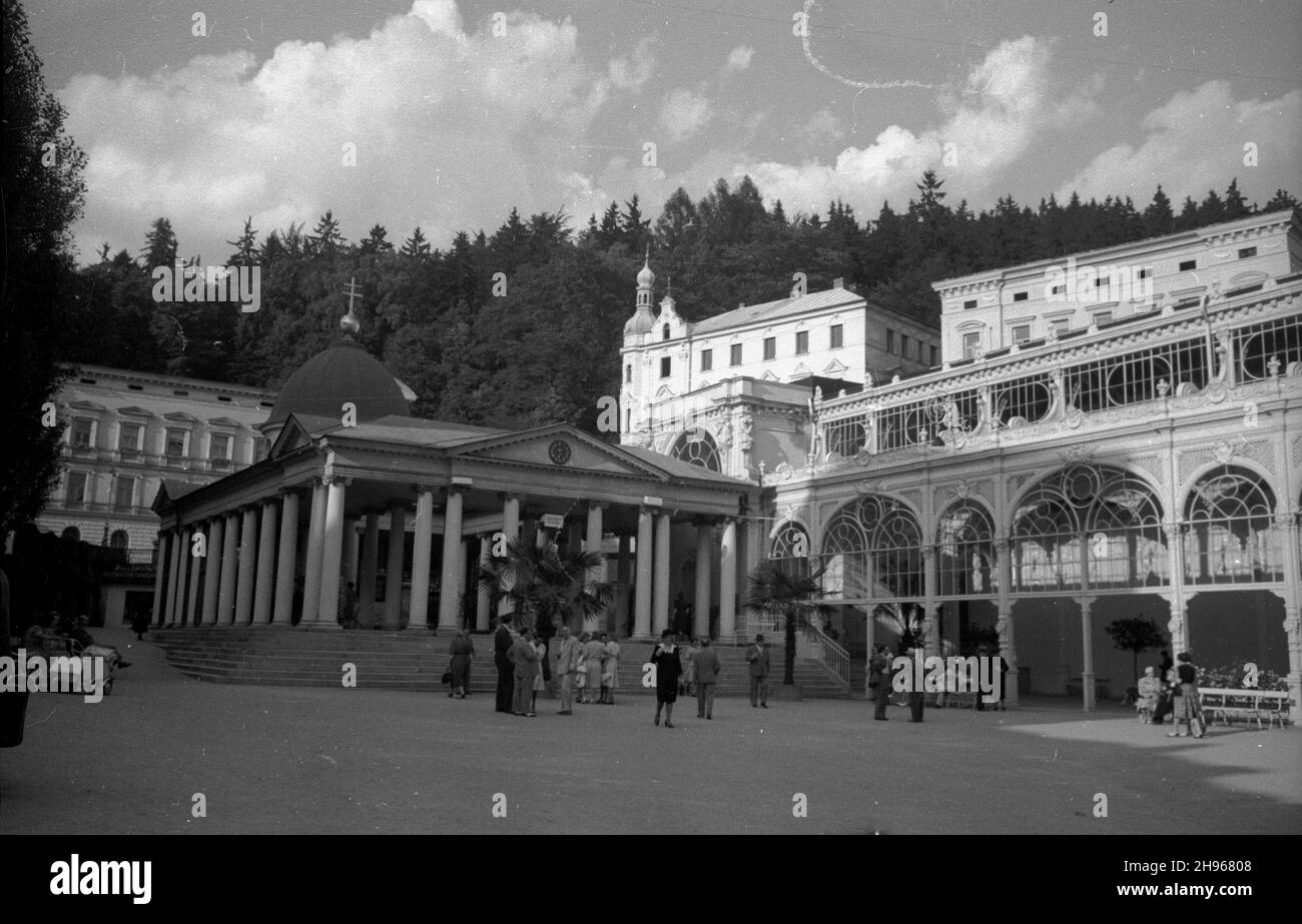 Czechy, Mariañskie £aŸnie, 1947-08. Plac przed Ÿród³em Krzy¿owym, z prawej g³ówna kolumnada. wb/gr PAP Dok³adny dzieñ wydarzenia nieustalony. Czech, Marianskie Laznie, 1947. August. Ein Quadrat vor der Mineralquelle von Cross, von der rechten Kollonade. wb/gr PAP Stockfoto