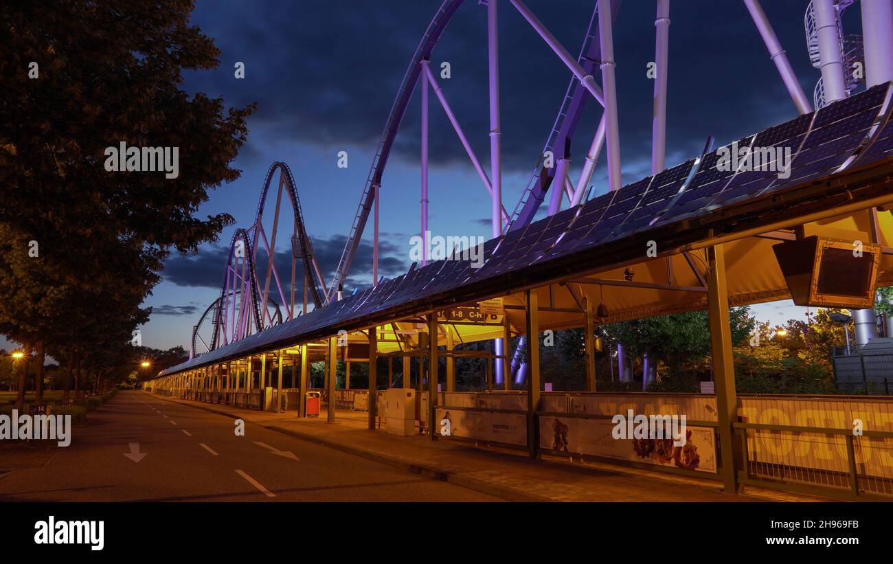 Achterbahn Silverstar aus dem Europa-Park, dem größten Freizeitpark Deutschlands, bei Nacht Stockfoto