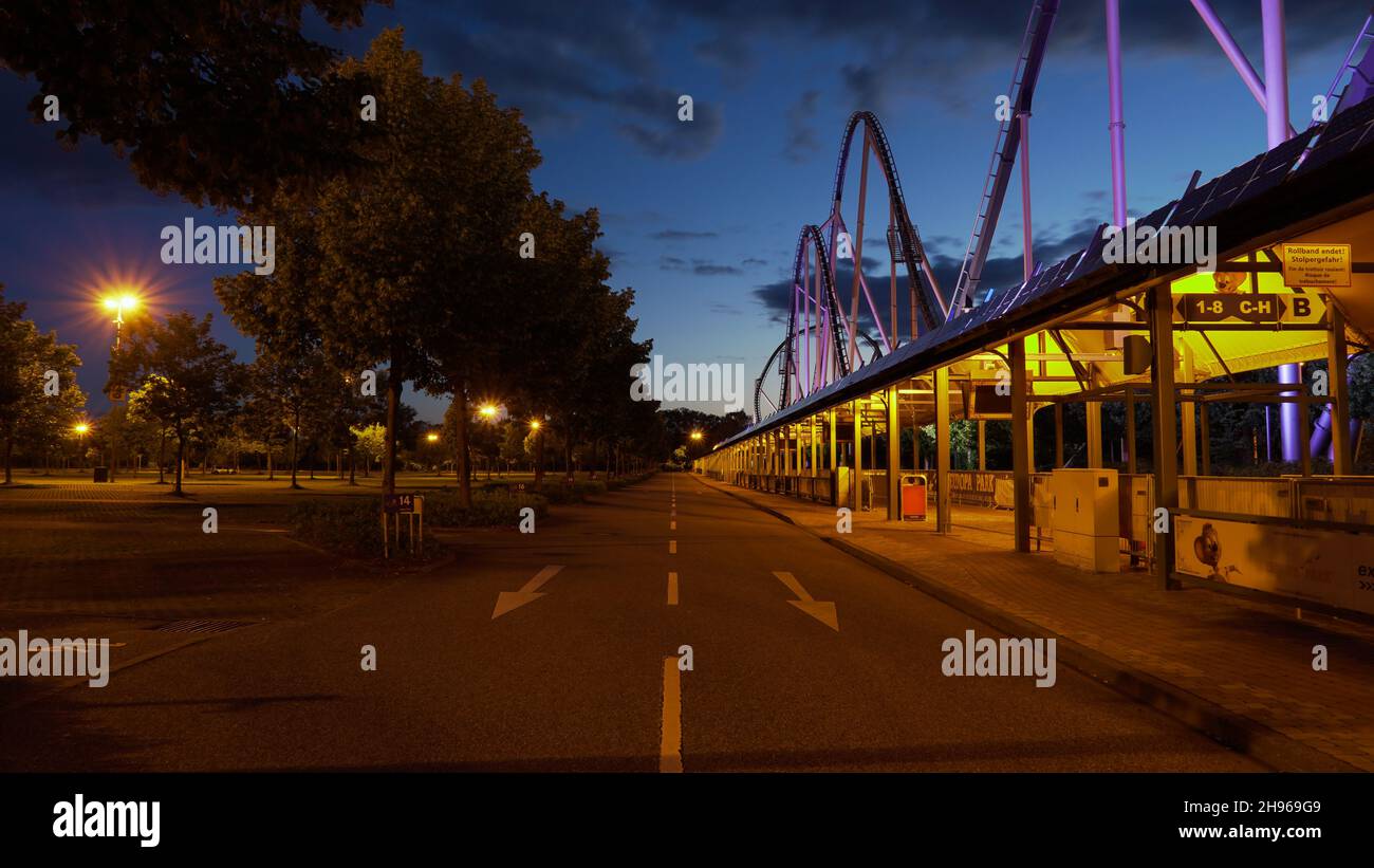Achterbahn Silverstar aus dem Europa-Park, dem größten Freizeitpark Deutschlands, bei Nacht Stockfoto