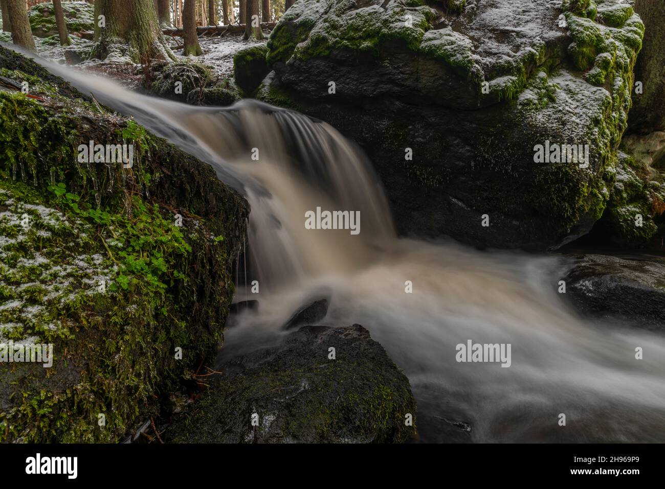 Branka Wasserfall am Fluss Mze in der Nähe von Branka Dorf in Westböhmen am Wintertag Stockfoto