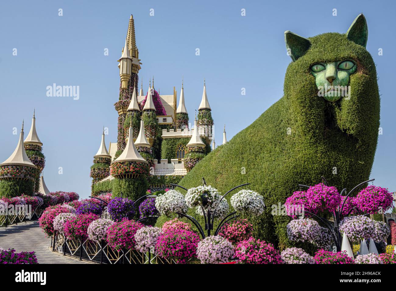 Eine riesige Katze und ein Märchenschloss im Dubai Miracle Garden Stockfoto