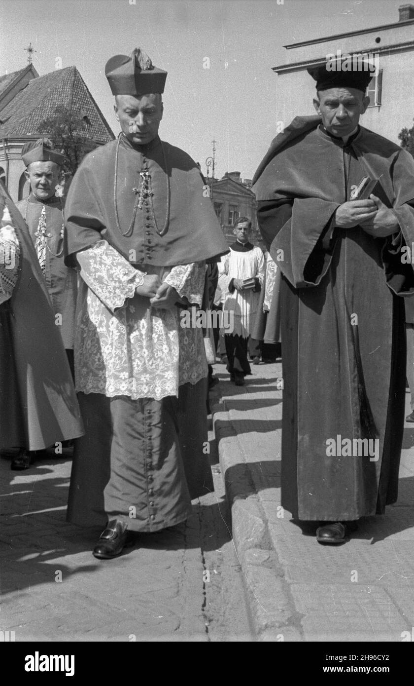 Lublin, 1947-08-03. Konsekracja biskupa Zdzis³awa Goliñskiego. NZ. Procesja do katedry lubelskiej pw. œw. Jana Chrzciciela i œw. Jana Ewangelisty, od prawej: rektor KUL ks. Antoni S³omkowski, biskup lubelski Stefan Wyszyñski, biskup ³ódzki Micha³ Klepacz. W Iel koœció³ Bernardynek. wb/gr PAP Lublin, 3. August 1947. Bischof Zdzislaw Golinski wird in der St. Johannes der Täufer und St. Johannes der Evangelist Kathedrale in Lublin geweiht. Im Bild: Eine Prozession, von rechts der Provost der Katholischen Universität Lublin, Pater Antoni Slomkowski, der Lubliner Bischof Stefan Wyszynski, der Lodzer Bischof Michal Klepacz. Stockfoto