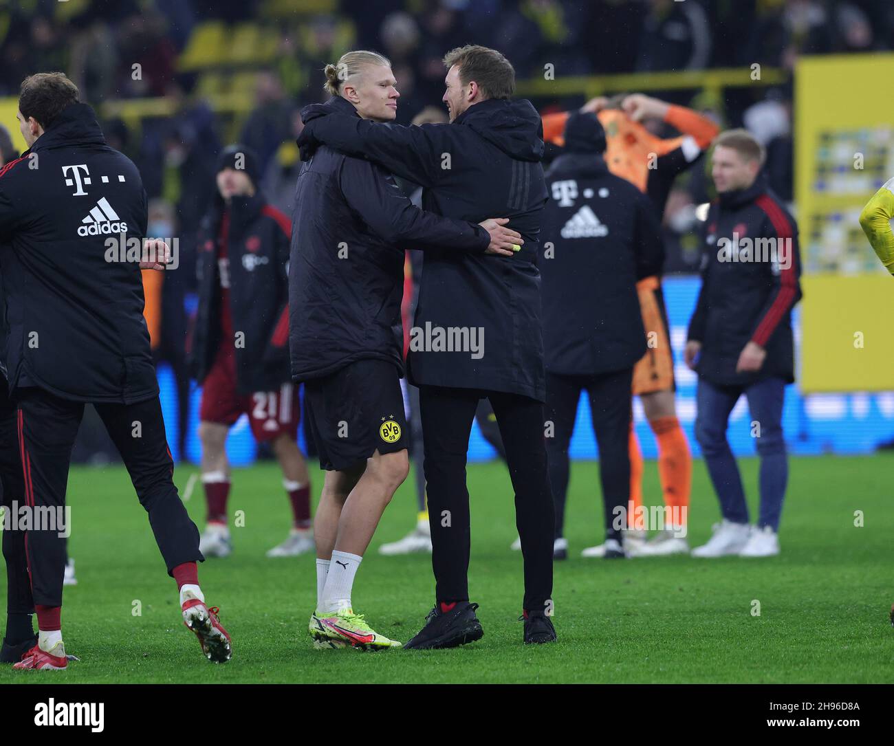 Stadt Dortmund, Deutschland. 04th Dez, 2021. firo: 04.12.2021, Fuvuball, 1st Bundesliga, Saison 2021/2022, BVB, Borussia Dortmund - FC Bayern Mvºnchen 2: 3 Julian Nagelsmann, ganze Figur, mit, und, Erling Haaland Quelle: dpa/Alamy Live News Stockfoto