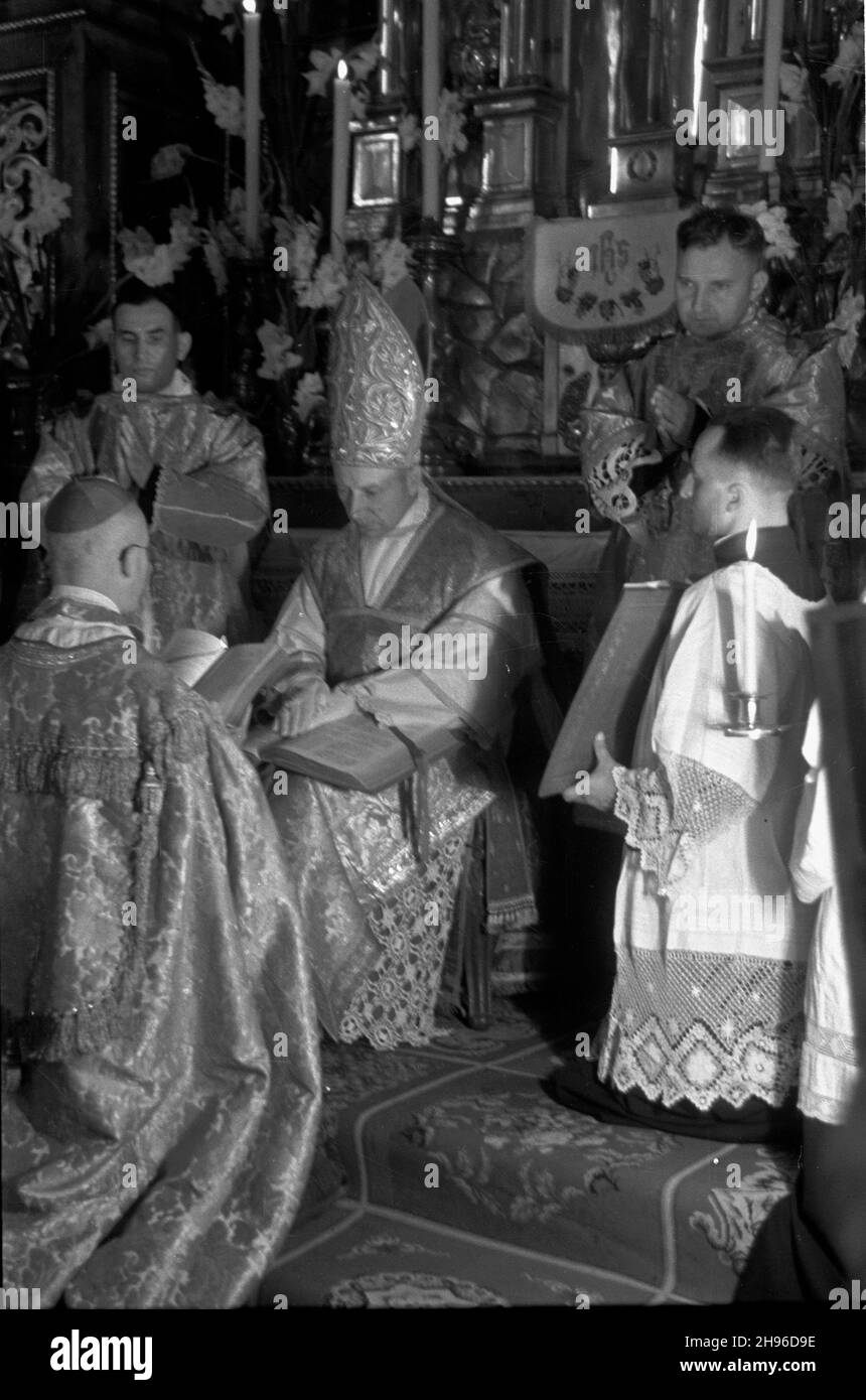 Lublin, 1947-08-03. Konsekracja biskupa Zdzis³awa Goliñskiego w katedrze lubelskiej pw. œw. Jana Chrzciciela i œw. Jana Ewangelisty. NZ. ks. Zdzis³aw Goliñski klêczy przed biskupem lubelskim Stefanem Wyszyñskim. wb/gr PAP Lublin, 3. August 1947. Bischof Zdzislaw Golinski wird in der St. Johannes der Täufer und St. Johannes der Evangelist Kathedrale in Lublin geweiht. Im Bild: Bischof Zdzislaw Golinski kniet vor Lublin Bischof Stefan Wyszynski. wb/gr PAP Stockfoto