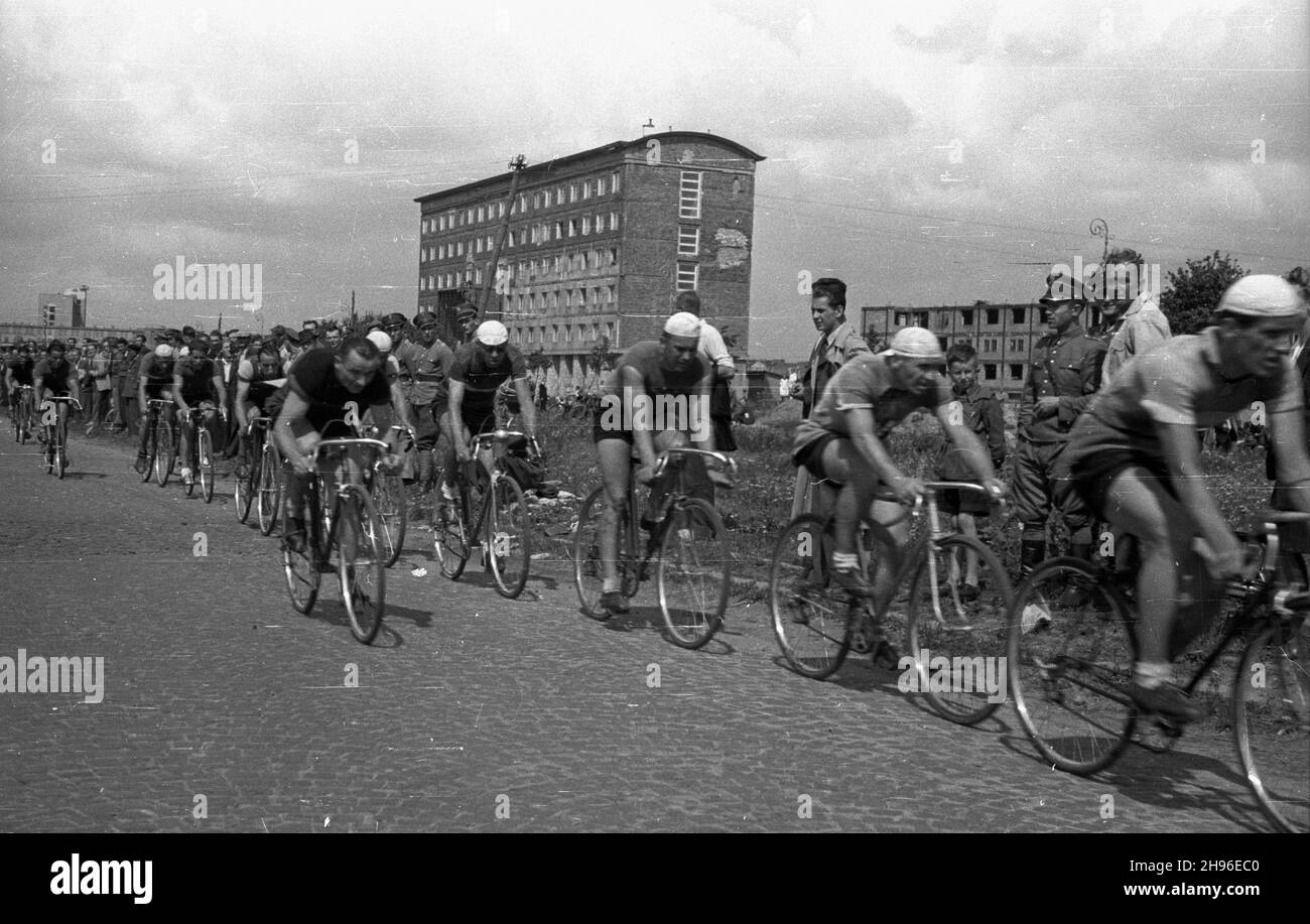 Warszawa, 1947-08-10. Wyœcig kolarski na obwodzie zamkniêtym w alei Niepodleg³oœci o puchar dyrektora Elektrowni Warszawskiej. W tle gmach Urzêdu Patentowego i Centralnego Zarz¹du Energetyki. wb/gr PAP Warschau, 10. August 1947. Warsaw Power Plant Director's Cup-Radrennen auf einem geschlossenen Lastwagen auf der Niepodleglosci Avenue. Im Hintergrund das Gebäude des Zentralen Patentamts und des Zentralen Energetik-Vorstandes. wb/gr PAP Stockfoto