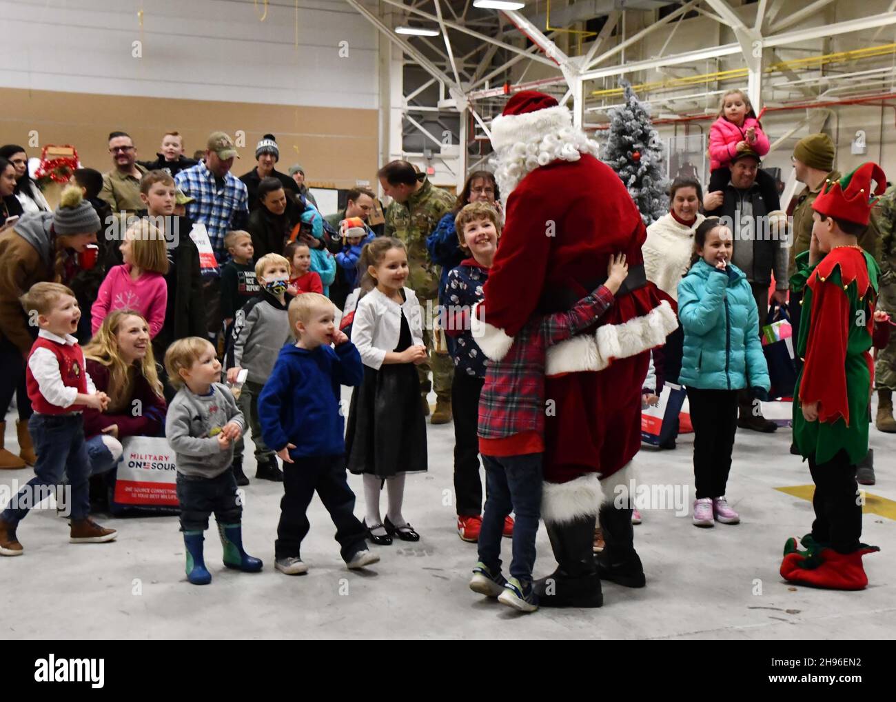 Westfield, Massachusetts, USA. 3rd Dez 2021. Kinder und Familien von 104th Fighter Wing-Mitgliedern versammeln sich, um die Weihnachtszeit am 3. Dezember 2021 in der Barnes Air National Guard Base, Massachusetts, zu feiern. Die Abendfeste bestanden aus Geschenken, Weihnachtslichtern und einem Besuch vom Weihnachtsmann. Kredit: Sara Kolinski/U.S. National Guard/ZUMA Press Wire Service/ZUMAPRESS.com/Alamy Live News Stockfoto