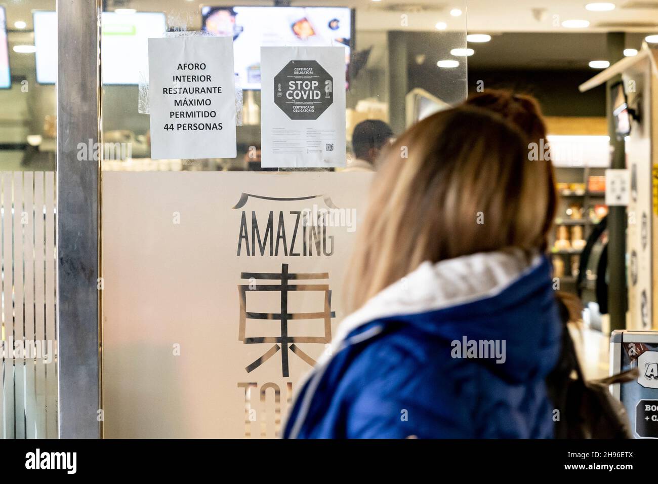 Covid-Passschild in einem Establishment.die Verwendung des Covid-Passes wird in der Valencianischen Gemeinschaft in Kraft sein. Nach der Genehmigung durch den Obersten Gerichtshof der Valencianischen Gemeinschaft (TSJCV) beginnt die Umsetzung des Covid-Zertifikats auf dem gesamten valencianischen Gebiet für einen Zeitraum von 30 Tagen bis zum nächsten 3. Januar 2022. Die Orte, an denen der Covid-Pass in der Valencianischen Gemeinschaft erforderlich ist, sind: Hotel und Restaurant, Freizeit- und Unterhaltungseinrichtungen mit einer Kapazität von mehr als 50 Personen; Einrichtungen für Freizeit- und Freizeitangebote wi Stockfoto