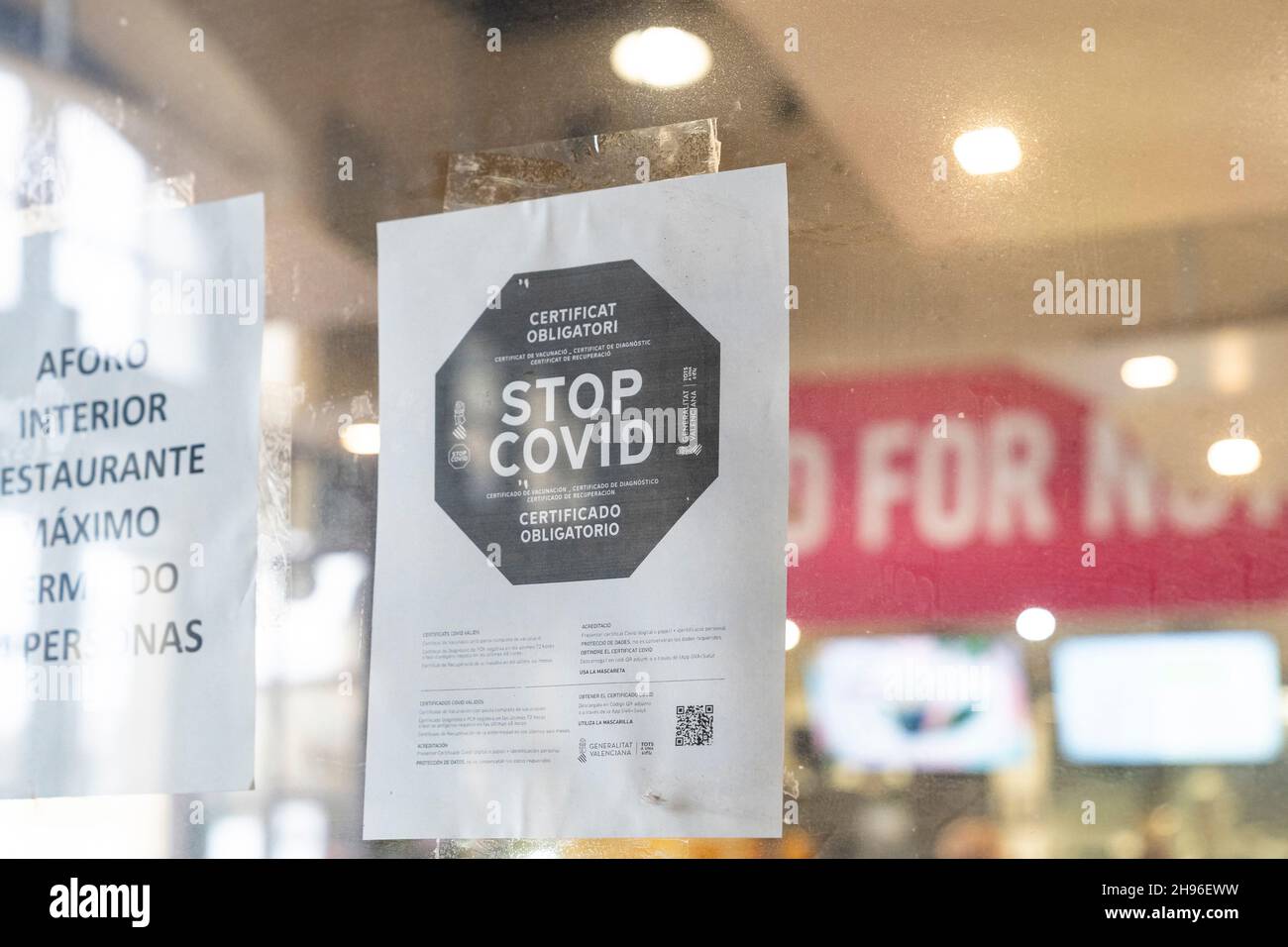 Covid-Passschild in einem Establishment.die Verwendung des Covid-Passes wird in der Valencianischen Gemeinschaft in Kraft sein. Nach der Genehmigung durch den Obersten Gerichtshof der Valencianischen Gemeinschaft (TSJCV) beginnt die Umsetzung des Covid-Zertifikats auf dem gesamten valencianischen Gebiet für einen Zeitraum von 30 Tagen bis zum nächsten 3. Januar 2022. Die Orte, an denen der Covid-Pass in der Valencianischen Gemeinschaft erforderlich ist, sind: Hotel und Restaurant, Freizeit- und Unterhaltungseinrichtungen mit einer Kapazität von mehr als 50 Personen; Einrichtungen für Freizeit- und Freizeitangebote wi Stockfoto