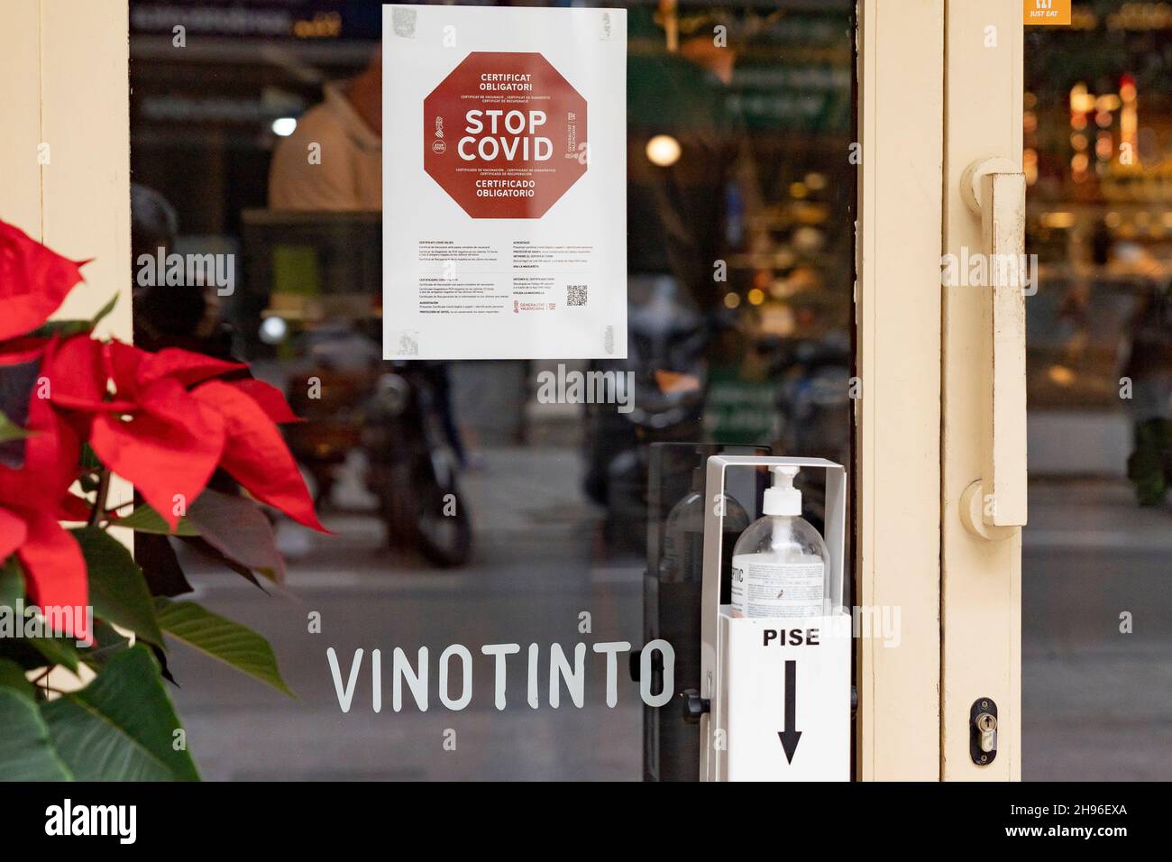 Covid-Passschild in einem Establishment.die Verwendung des Covid-Passes wird in der Valencianischen Gemeinschaft in Kraft sein. Nach der Genehmigung durch den Obersten Gerichtshof der Valencianischen Gemeinschaft (TSJCV) beginnt die Umsetzung des Covid-Zertifikats auf dem gesamten valencianischen Gebiet für einen Zeitraum von 30 Tagen bis zum nächsten 3. Januar 2022. Die Orte, an denen der Covid-Pass in der Valencianischen Gemeinschaft erforderlich ist, sind: Hotel und Restaurant, Freizeit- und Unterhaltungseinrichtungen mit einer Kapazität von mehr als 50 Personen; Einrichtungen für Freizeit- und Freizeitangebote wi Stockfoto