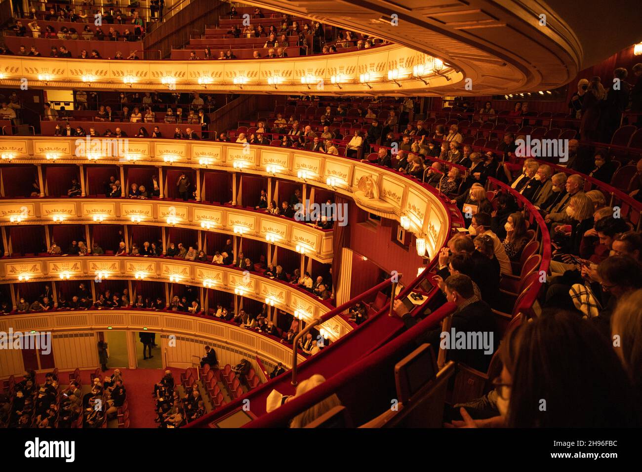WIEN, ÖSTERREICH - 11. Okt 2021: Ein Interieur der berühmten Wiener Staatsoper Stockfoto