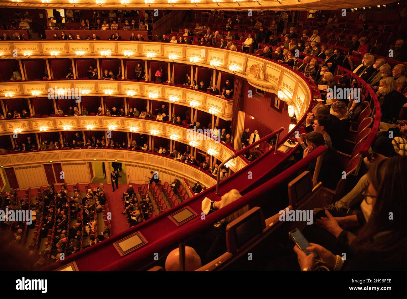 WIEN, ÖSTERREICH - 11. Okt 2021: Ein Interieur der berühmten Wiener Staatsoper Stockfoto
