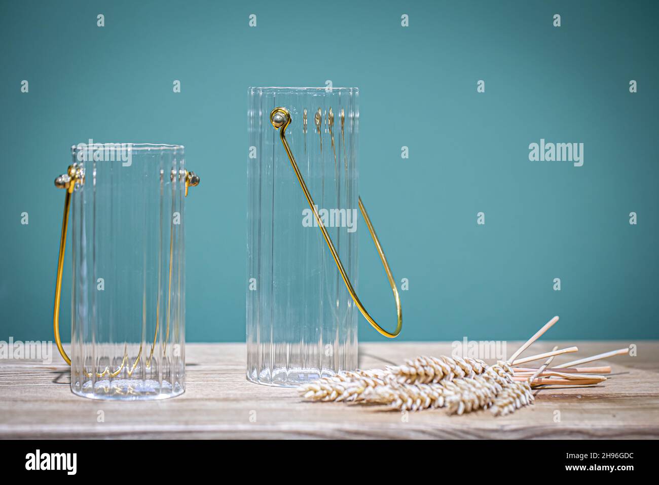 Dekorative Glasgläser zur Aufbewahrung auf blauem Hintergrund. Stockfoto