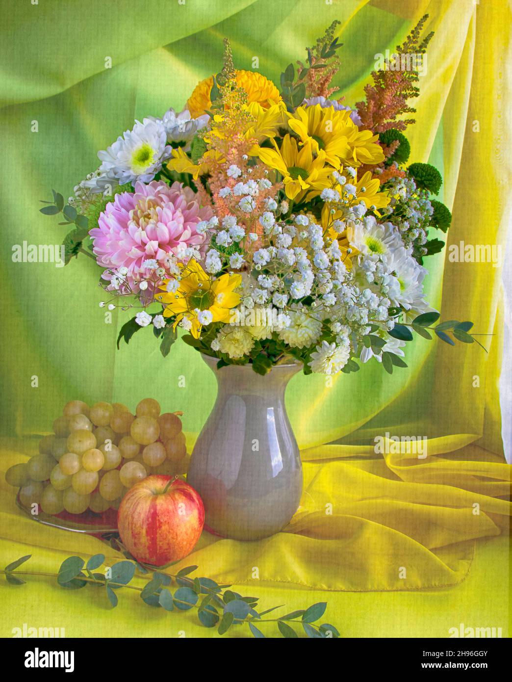 Stillleben mit einem schönen Blumenstrauß im Vasenstil Stockfoto