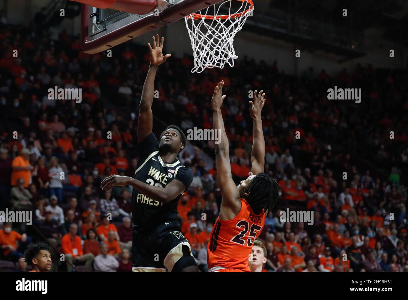 Blacksburg, Virginia, USA. 04th Dez 2021. Wake Forest Demon Deacons Forward Khadim Sy (20) legt den Ball während des NCAA-Basketballspiels zwischen den Wake Forest Demon Deacons und den Virginia Tech Hokies im Cassell Coliseum in Blacksburg, Virginia. Greg Atkins/CSM/Alamy Live News Stockfoto