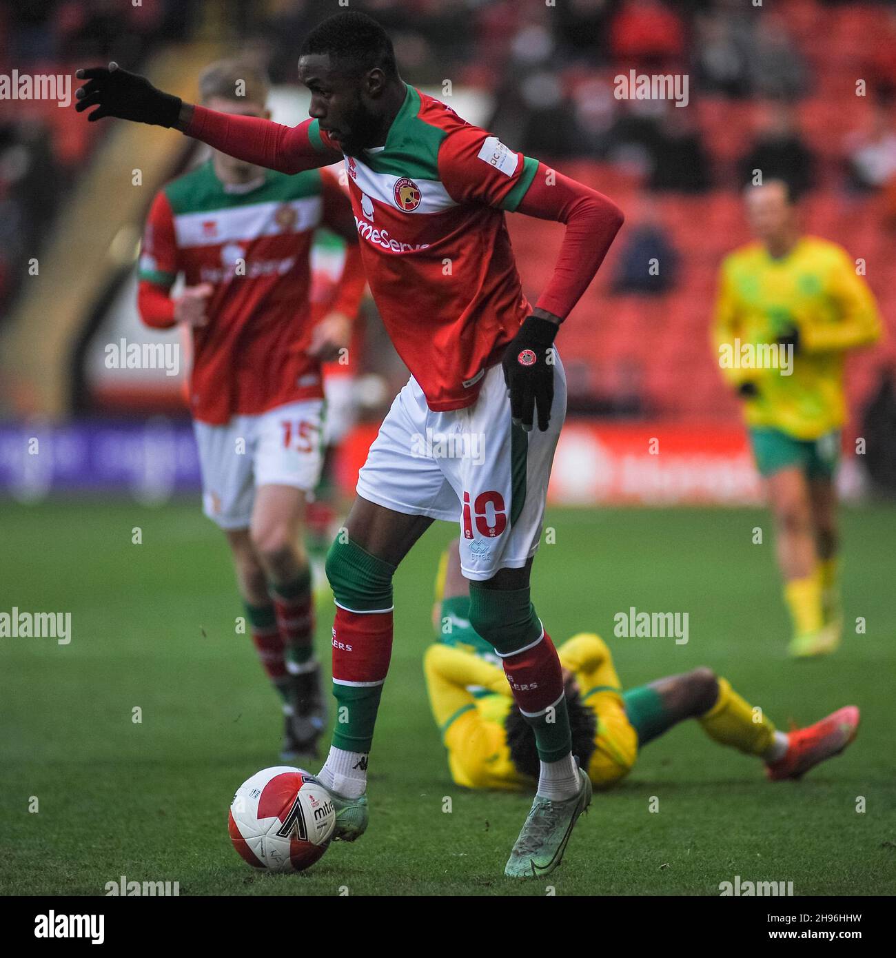 Emmanuel Osadebe (Walsall no. 10 ) am Ball während des FA Cup-Spiels in der zweiten Runde zwischen Walsall und Swindon Town am 4. Dezember 2021 im Banks's Stadium, Walsall, England. Foto von Karl Newton/Prime Media Images. Quelle: Prime Media Images/Alamy Live News Stockfoto