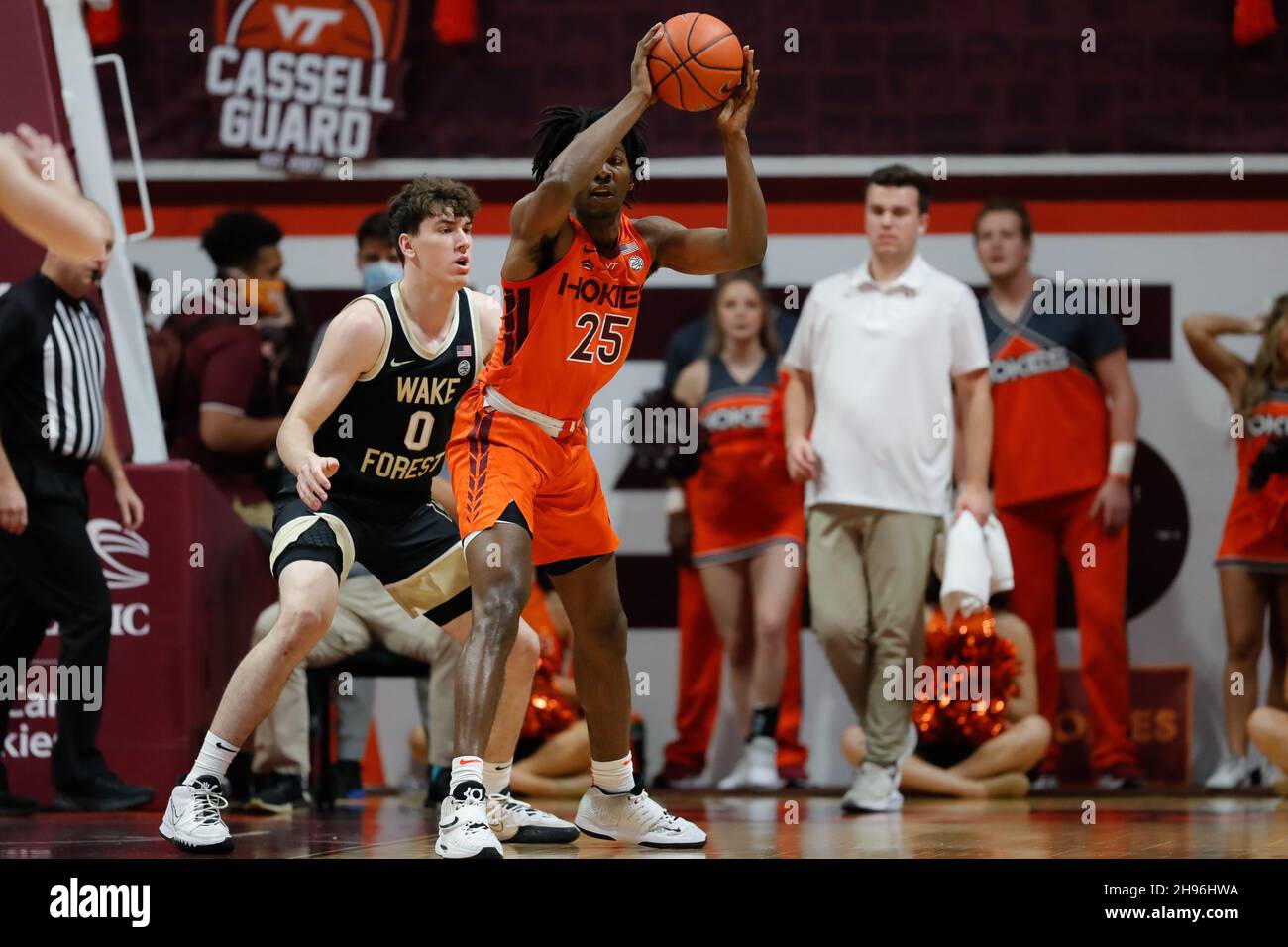 Blacksburg, Virginia, USA. 04th Dez 2021. Virginia Tech Hokies Forward Justyn Mutts (25) scheint während des NCAA-Basketballspiels zwischen den Wake Forest Demon Diacons und den Virginia Tech Hokies im Cassell Coliseum in Blacksburg, Virginia, vorbeizugehen. Greg Atkins/CSM/Alamy Live News Stockfoto