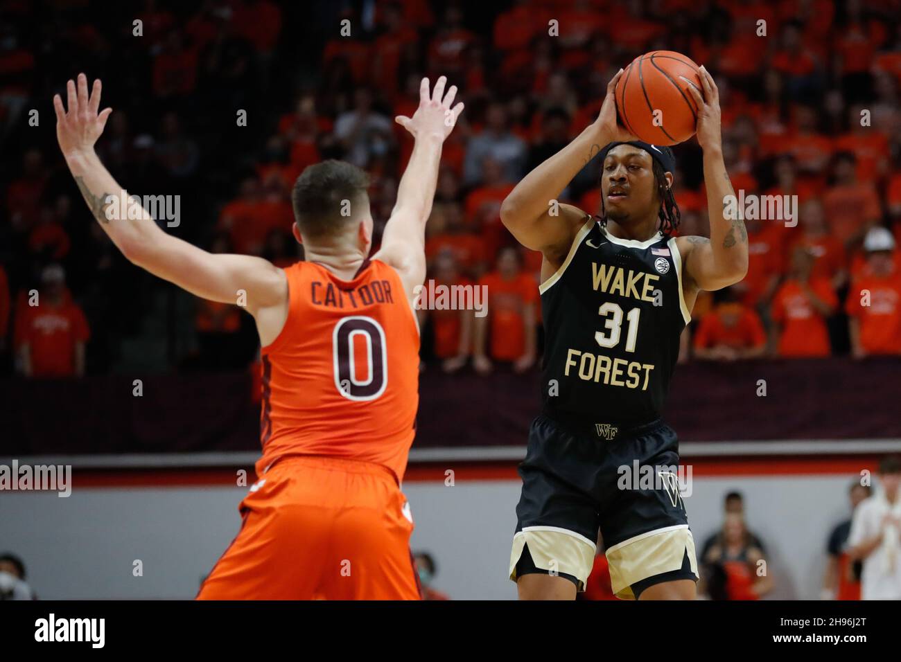 Blacksburg, Virginia, USA. 04th Dez 2021. Wake Forest Demon Deacons Guard Alondes Williams (31) legt beim 0 NCAA-Basketballspiel zwischen den Wake Forest Demon Deacons und den Virginia Tech Hokies im Cassell Coliseum in Blacksburg, Virginia, eine Größe von Virginia Tech Hokies fest. Greg Atkins/CSM/Alamy Live News Stockfoto