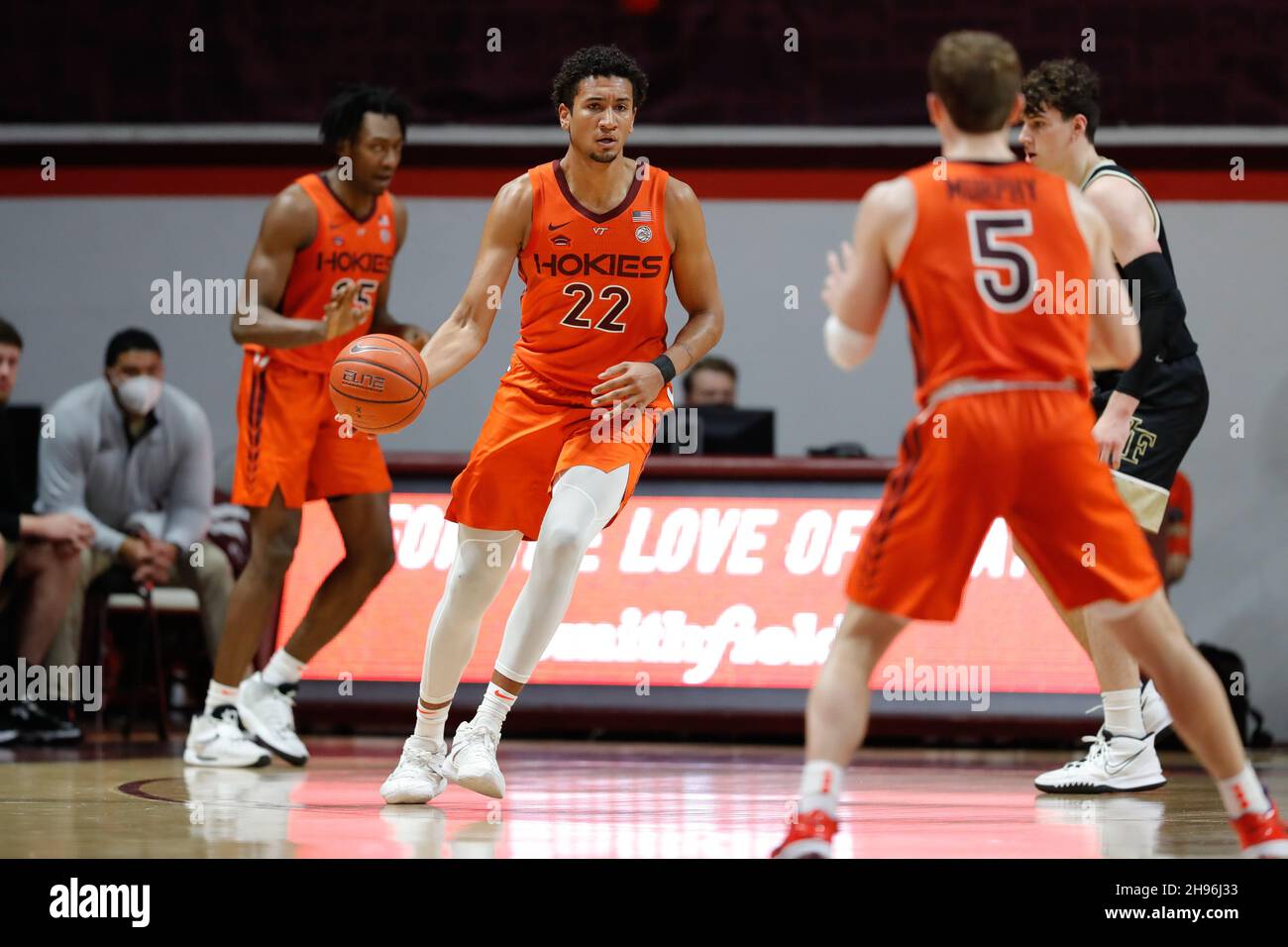 Blacksburg, Virginia, USA. 04th Dez 2021. Virginia Tech Hokies Stürmer Keve Aluma (22) übergibt sich, um Storm Murphy (5) während des NCAA-Basketballspiels zwischen den Wake Forest Demon Diacons und den Virginia Tech Hokies im Cassell Coliseum in Blacksburg, Virginia, zu bewachen. Greg Atkins/CSM/Alamy Live News Stockfoto