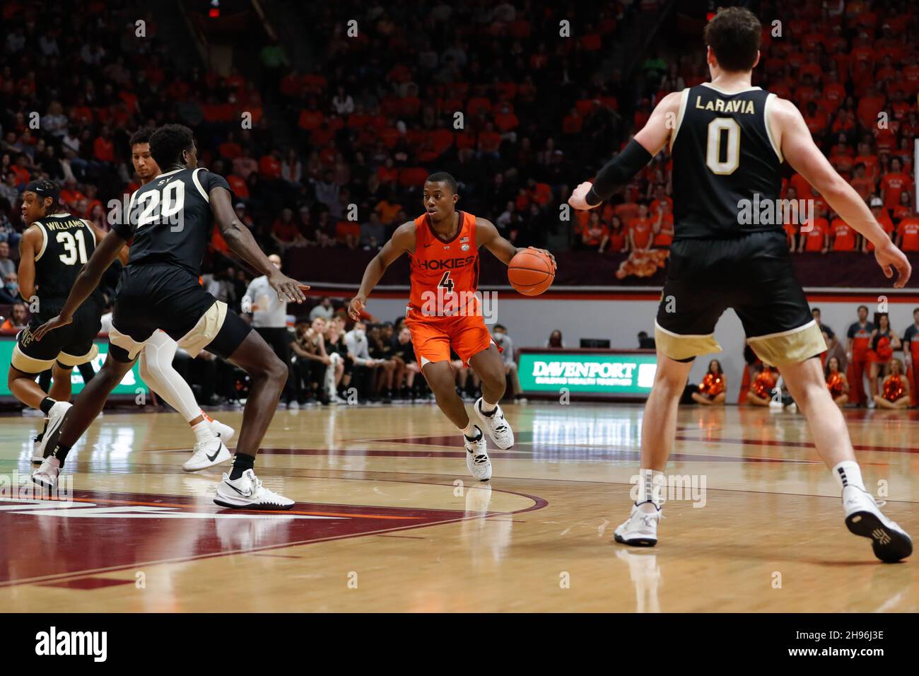 Blacksburg, Virginia, USA. 04th Dez 2021. Die Virginia Tech Hokies-Wache Nahiem Alleyne (4) fährt während des NCAA-Basketballspiels zwischen den Wake Forest Demon Deacons und den Virginia Tech Hokies im Cassell Coliseum in Blacksburg, Virginia. Greg Atkins/CSM/Alamy Live News Stockfoto