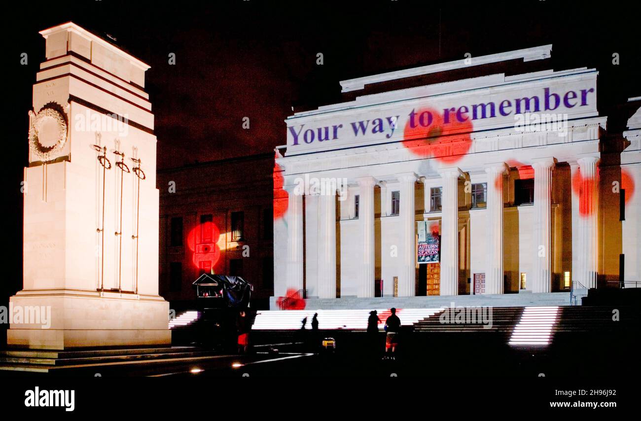 Die Fassade des Auckland war Museum mit einer Lichtprojektion von Mohnblumen zum Mohn-Tag (20. April 2007), Auckland, Neuseeland am Donnerstag, 19. April 2007. Stockfoto