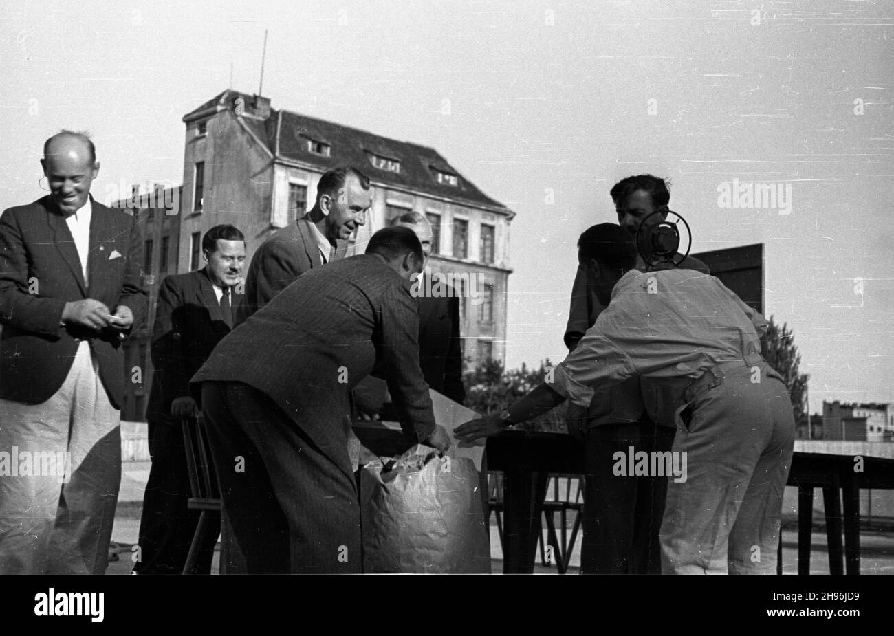 £ódŸ, 1947-08-17. Uroczystoœæ oficjalnego zamkniêcia i Igrzysk Spó³dzielczych Klubów Sportowych odbywaj¹cych siê w dniach 15-17 sierpnia 1947 r. NZ. m.in. Sekretarz generalny Zwi¹zku Zawodowego Pracowników Spó³dzielczych Henryk Jêdrzejewski (3L) uczestniczy w wrêczeniu nagrotty trenerowi zwyciêskiej dru¿yny bokserskiej. wb/gr PAP Lodz, 17. August 1947. Das offizielle Wrap der 1st Cooperative Sport Clubs' Championships, die zwischen dem 15. Und 17. August 1947 ausgetragen wurden. Im Bild: der generalsekretär der Genossenschaftsgewerkschaft Henryk Jedrzejewski (3rd v.l.) nimmt an der Auszeichnung Teil Stockfoto