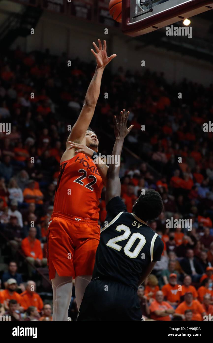 Blacksburg, Virginia, USA. 04th Dez 2021. Virginia Tech Hokies Forward Keve Aluma (22) schießt während des NCAA-Basketballspiels zwischen den Wake Forest Demon Deacons und den Virginia Tech Hokies im Cassell Coliseum in Blacksburg, Virginia, einen Nachschuss. Greg Atkins/CSM/Alamy Live News Stockfoto