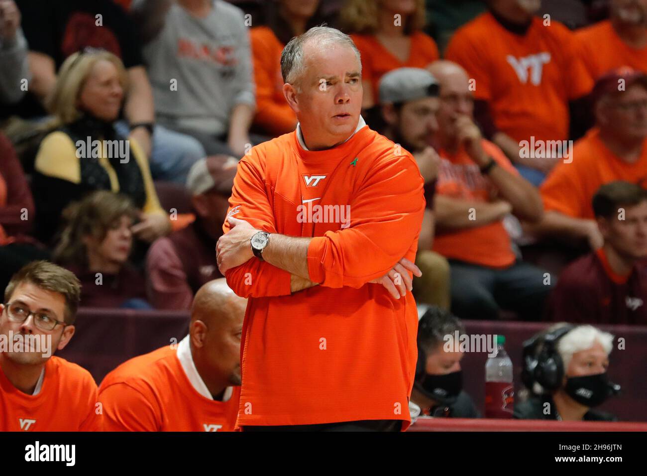 Blacksburg, Virginia, USA. 04th Dez 2021. Virginia Tech Hokies-Cheftrainer Mike Young blickt während des NCAA-Basketballspiels zwischen den Wake Forest Demon Deacons und den Virginia Tech Hokies im Cassell Coliseum in Blacksburg, Virginia, auf. Greg Atkins/CSM/Alamy Live News Stockfoto