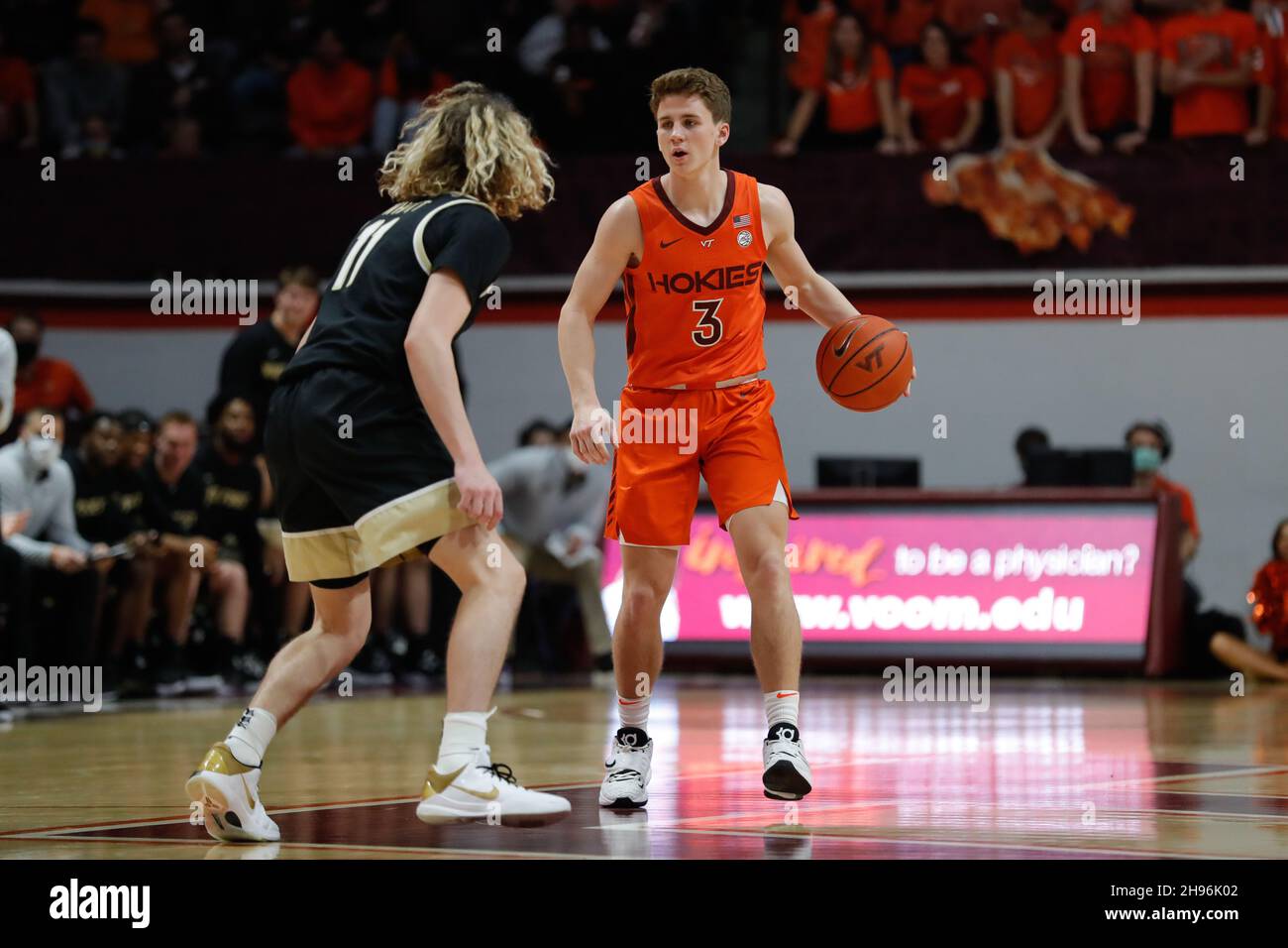 Blacksburg, Virginia, USA. 04th Dez 2021. Der Virginia Tech Hokies-Wächter Sean Pedulla (3) dribbelt während des NCAA-Basketballspiels zwischen den Wake Forest Demon Deacons und den Virginia Tech Hokies im Cassell Coliseum in Blacksburg, Virginia. Greg Atkins/CSM/Alamy Live News Stockfoto