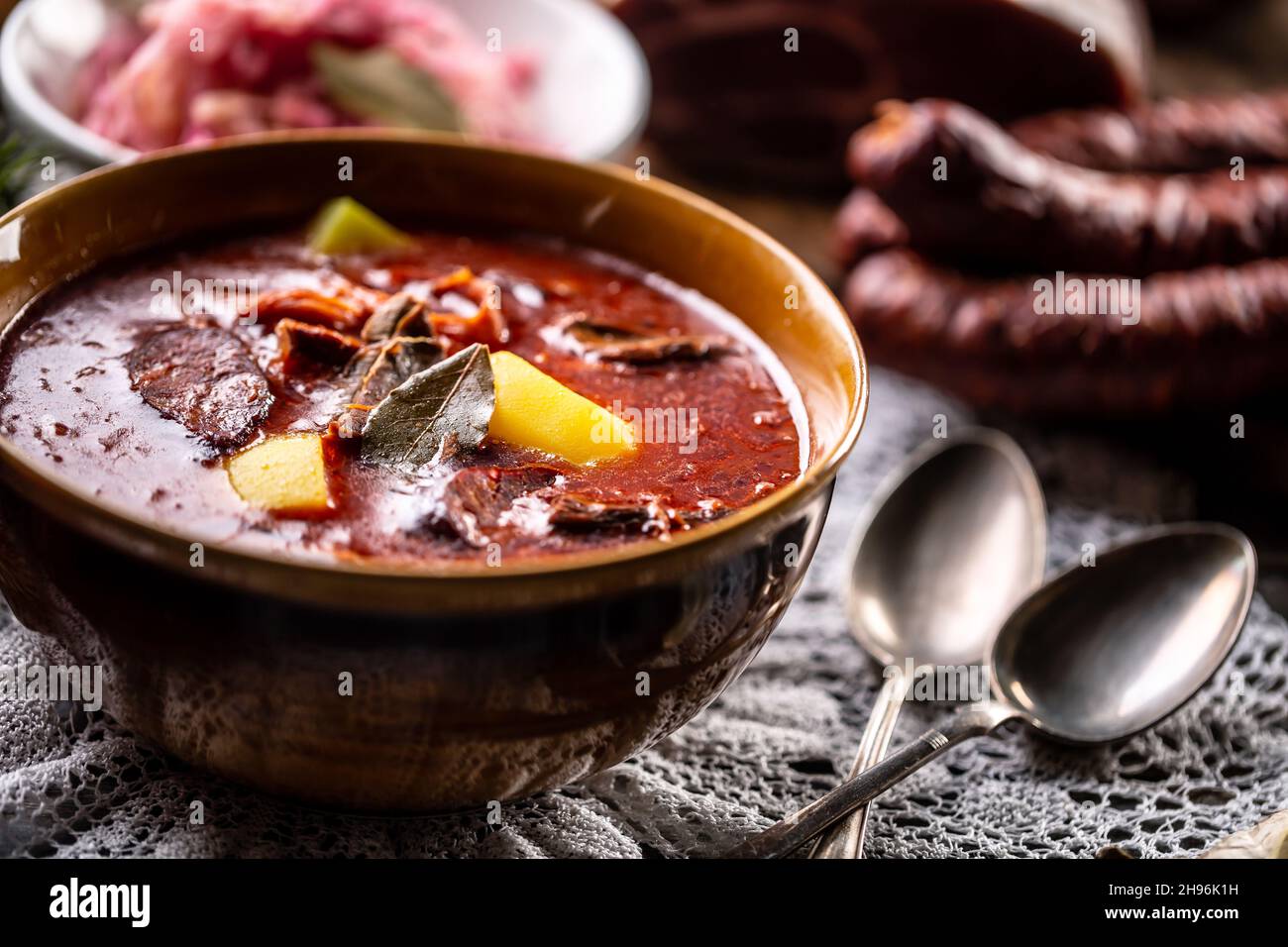 Kohlsuppe - Kapustnica, ein traditionelles slowakisches Festgericht. Stockfoto