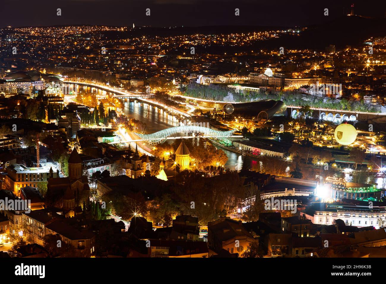 Nacht Blick auf die Altstadt von Tiflis. Tiflis ist die größte Stadt von Georgien, das am Ufer des Flusses Mtkvari Stockfoto