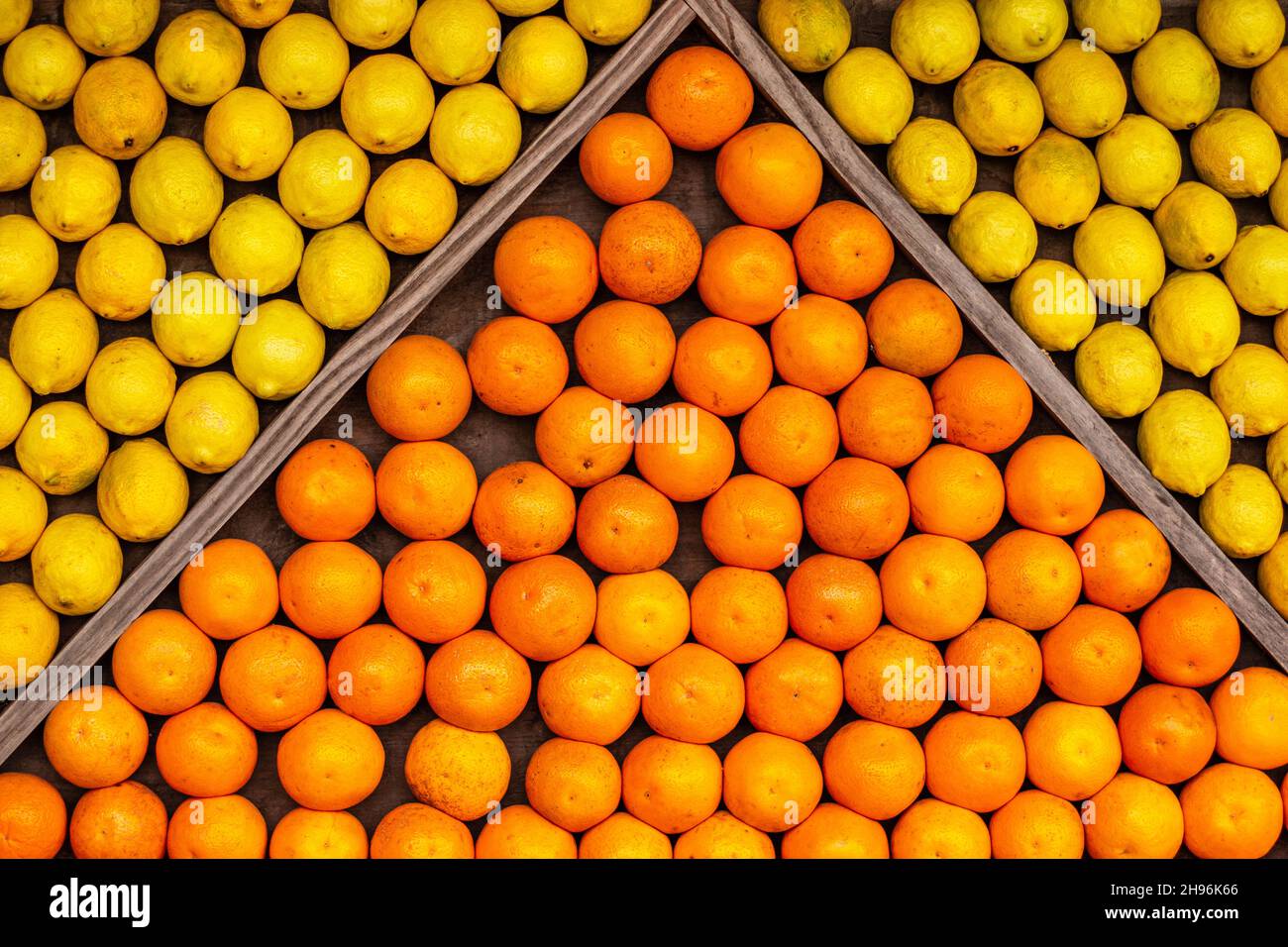 Orangen und Zitronen in einer Greengrocerie. Stockfoto