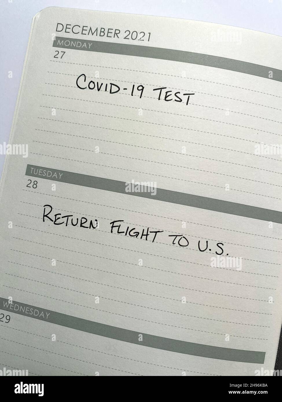 Kalendererinnerung, COVID-19 PCR-Test 24 Stunden vor der Rückkehr in die USA nach der internationalen Reise zu erhalten. Stockfoto