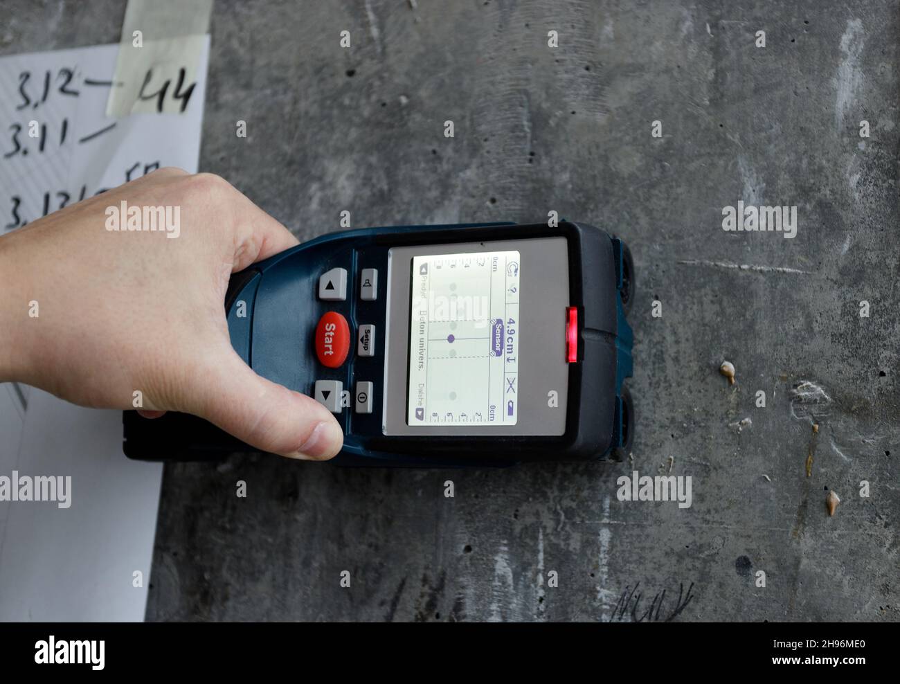 Ein Gerät zur Ultraschalluntersuchung von Beton, ingenieurtechnischen Hintergrund Stockfoto