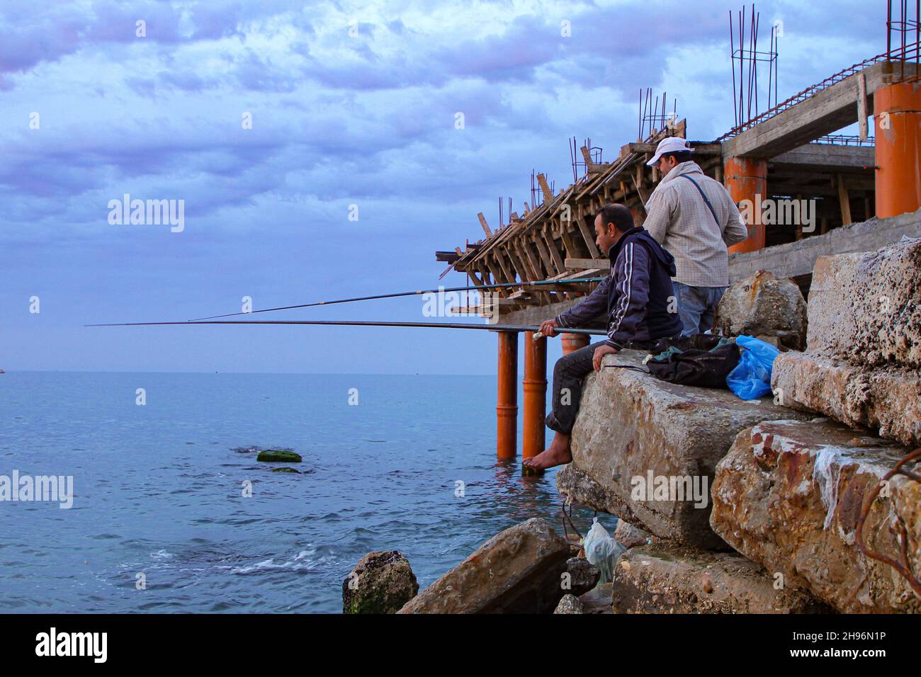 Gaza. 4th Dez 2021. Palästinenser fischen am 4. Dezember 2021 in einem Hafen in Gaza-Stadt. Kredit: Rizek Abdeljawad/Xinhua/Alamy Live Nachrichten Stockfoto