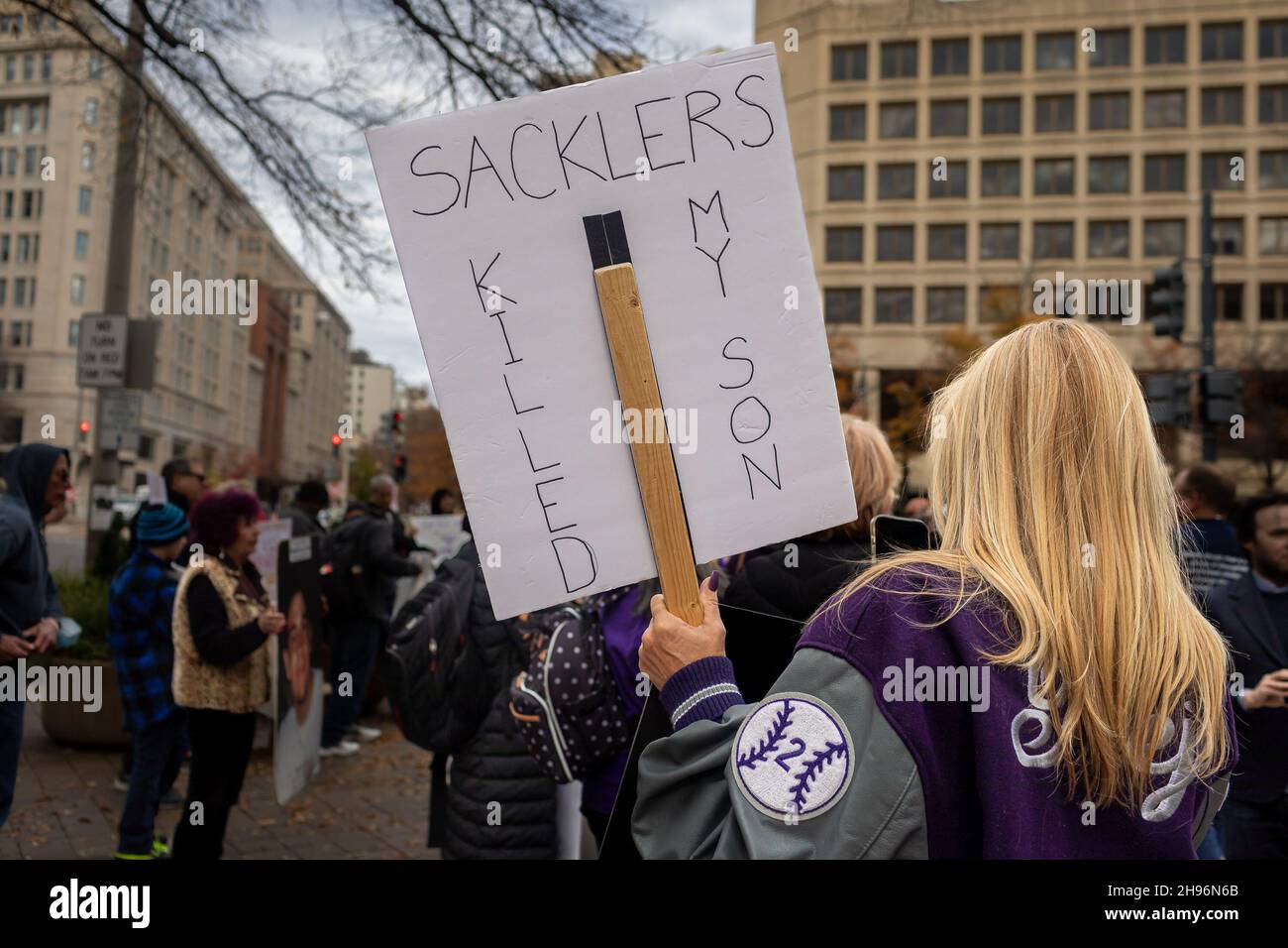 Menschen aus den Vereinigten Staaten, die aufgrund der Opioidepidemie Angehörige verloren haben, versammelten sich im Justizministerium in Washington DC und forderten den Generalanwalt Merrick Garland und die stellvertretende AG Lisa Monaco auf, Strafanzeige gegen Mitglieder der Familie Sackler zu erheben. Das Unternehmen Purdue Pharma, der Sackler, bekannte sich im Oktober 2020 zu drei Strafanzeige im Zusammenhang mit der Vermarktung des Medikaments OxyContin, musste aber nur Geldstrafen von rund $8,3 Milliarden verhängen. (Foto von Michael Nigro/Pacific Press) Stockfoto