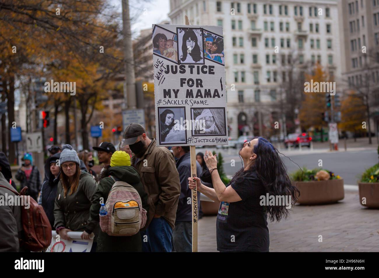 Menschen aus den Vereinigten Staaten, die aufgrund der Opioidepidemie Angehörige verloren haben, versammelten sich im Justizministerium in Washington DC und forderten den Generalanwalt Merrick Garland und die stellvertretende AG Lisa Monaco auf, Strafanzeige gegen Mitglieder der Familie Sackler zu erheben. Das Unternehmen Purdue Pharma, der Sackler, bekannte sich im Oktober 2020 zu drei Strafanzeige im Zusammenhang mit der Vermarktung des Medikaments OxyContin, musste aber nur Geldstrafen von rund $8,3 Milliarden verhängen. (Foto von Michael Nigro/Pacific Press) Stockfoto