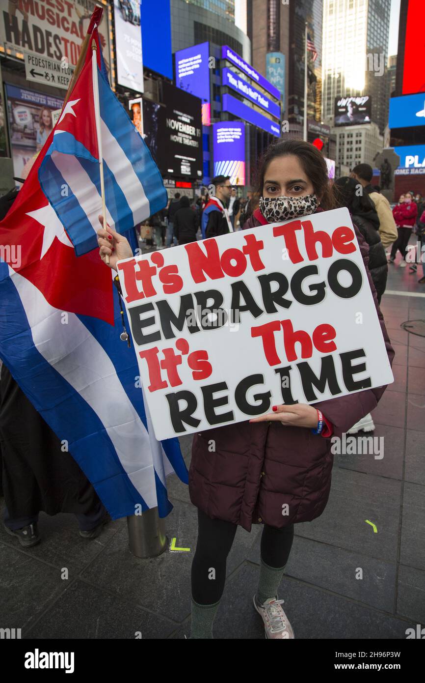 Kubaner in New York City demonstrieren, um auf Repression und Probleme in Kuba aufmerksam zu machen. Ihr Motto lautet: "Es ist nicht das Embargo, es ist das Regime." Stockfoto